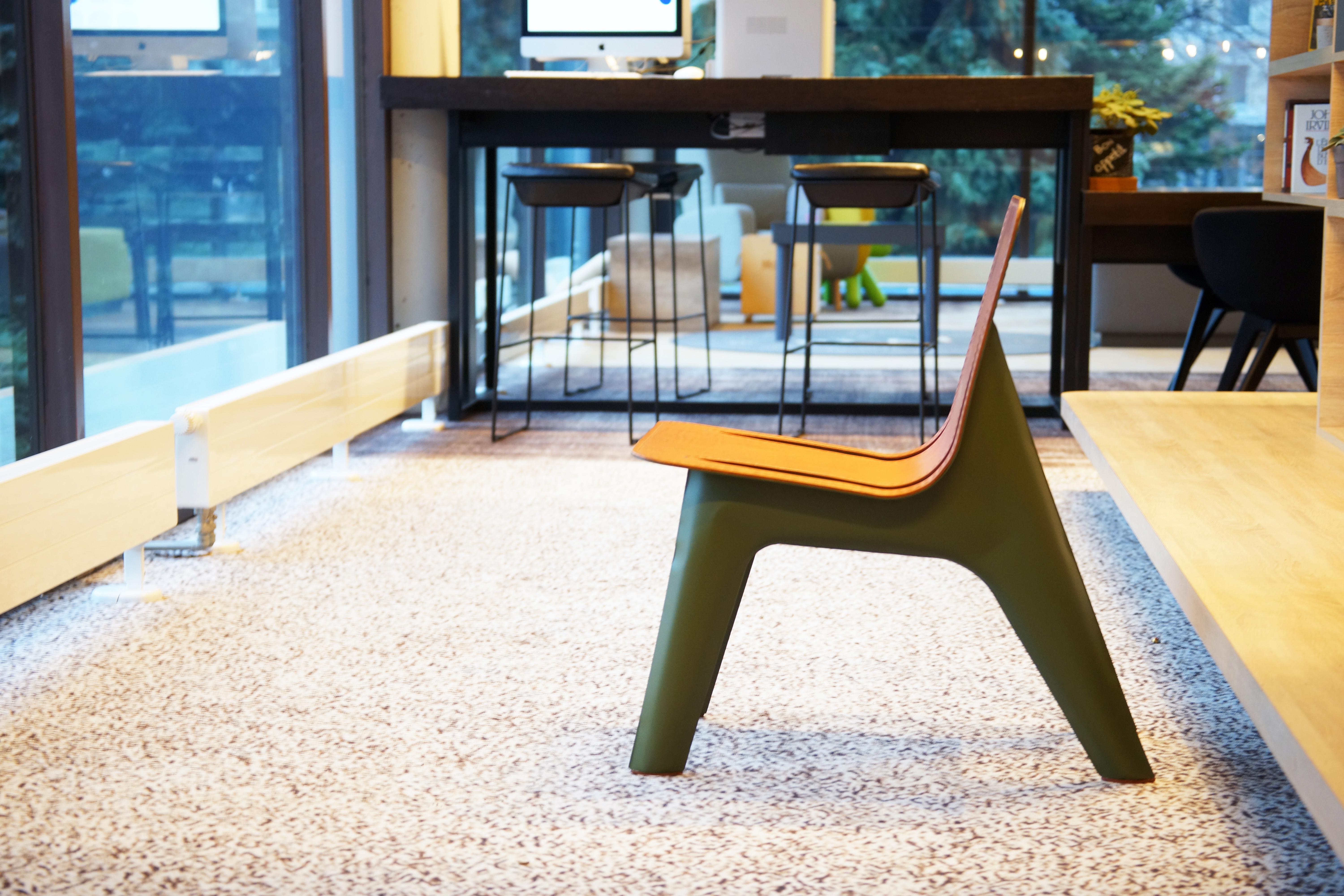 Polonais Chaise J-Chair de salle à manger en acier au carbone poli de couleur vert olive et siège en cuir, Zieta en vente