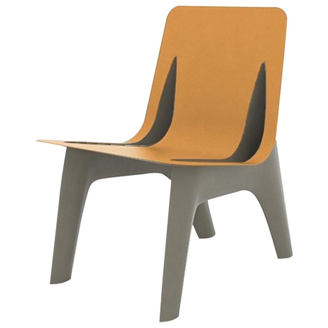 Fauteuil J-Chair en acier au carbone poli de couleur gris beige et siège en cuir, Zieta