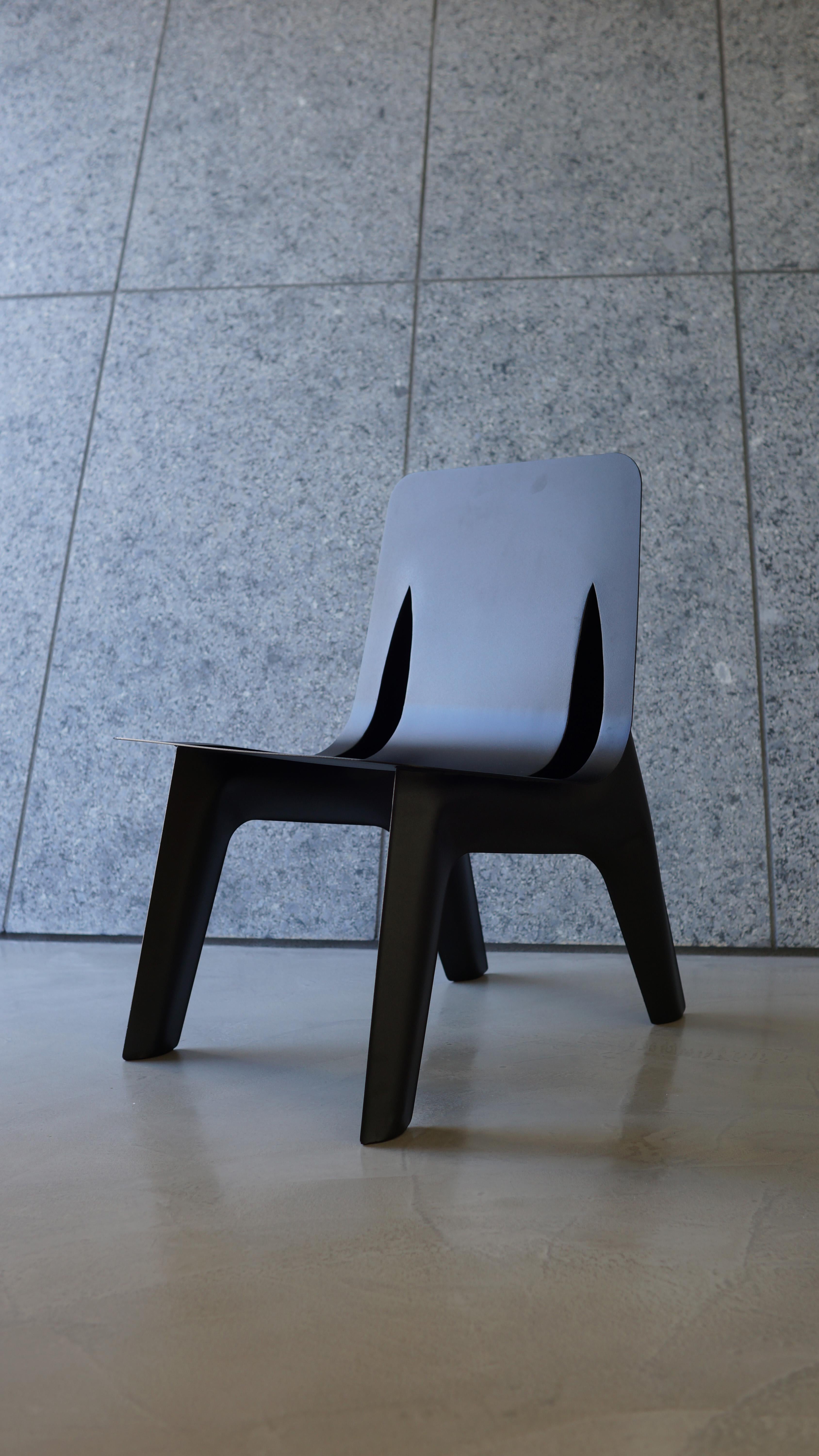 J-chair ist ein weiteres Manifest von FiDU mit einem starken und ikonischen visuellen Charakter und einer leichten und dauerhaften Konstruktion. J-Chair wurde auf besonderen Wunsch für das Museum Jerke in Recklinghausen Win Germany entwickelt. Es