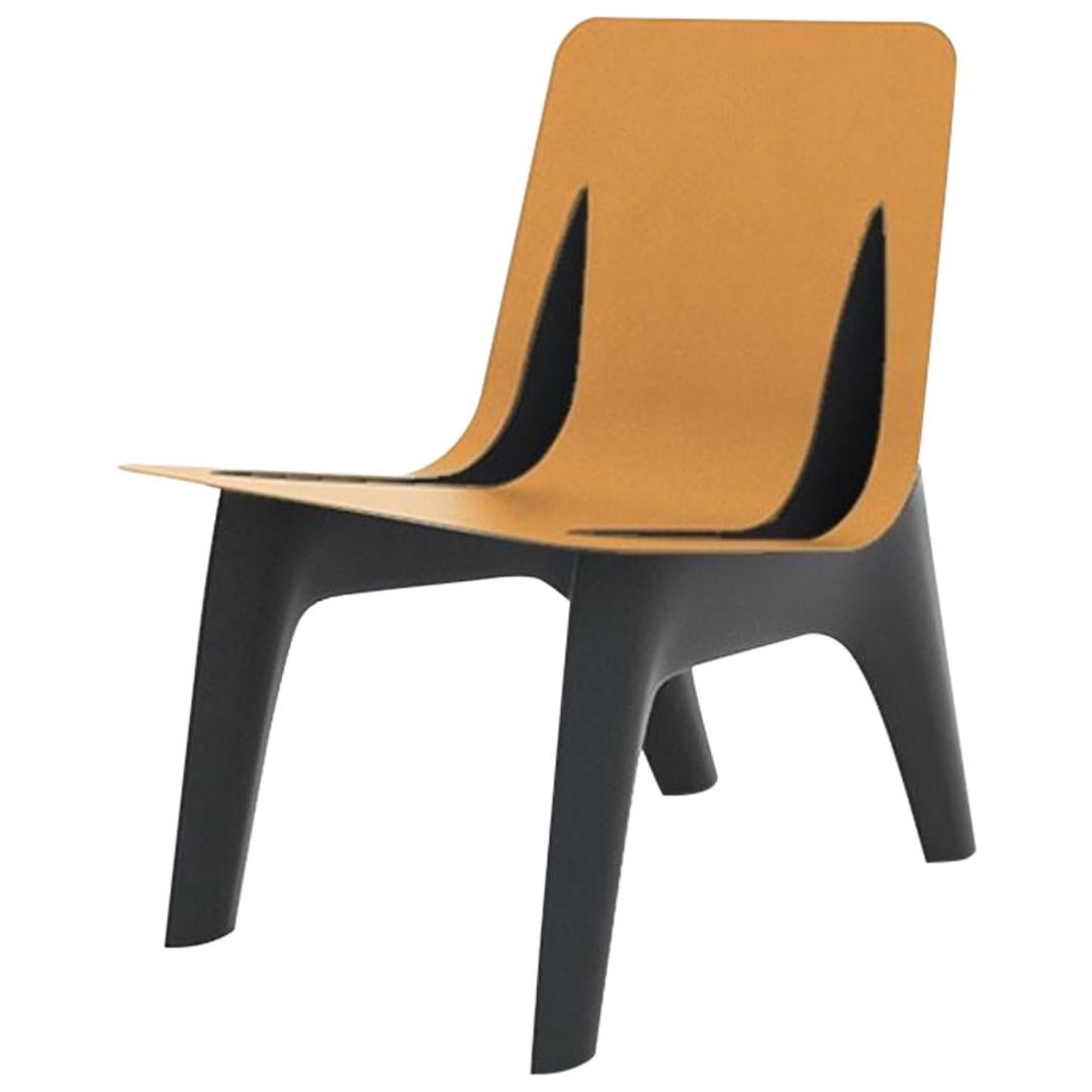 Chaise longue J-Chair en aluminium poli de couleur gris graphite et assise en cuir, Zieta
