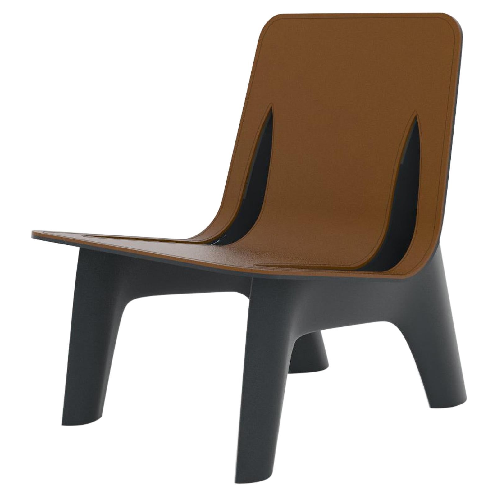 Fauteuil de salon J-Chair en aluminium poli de couleur grise et assise en cuir par Zieta