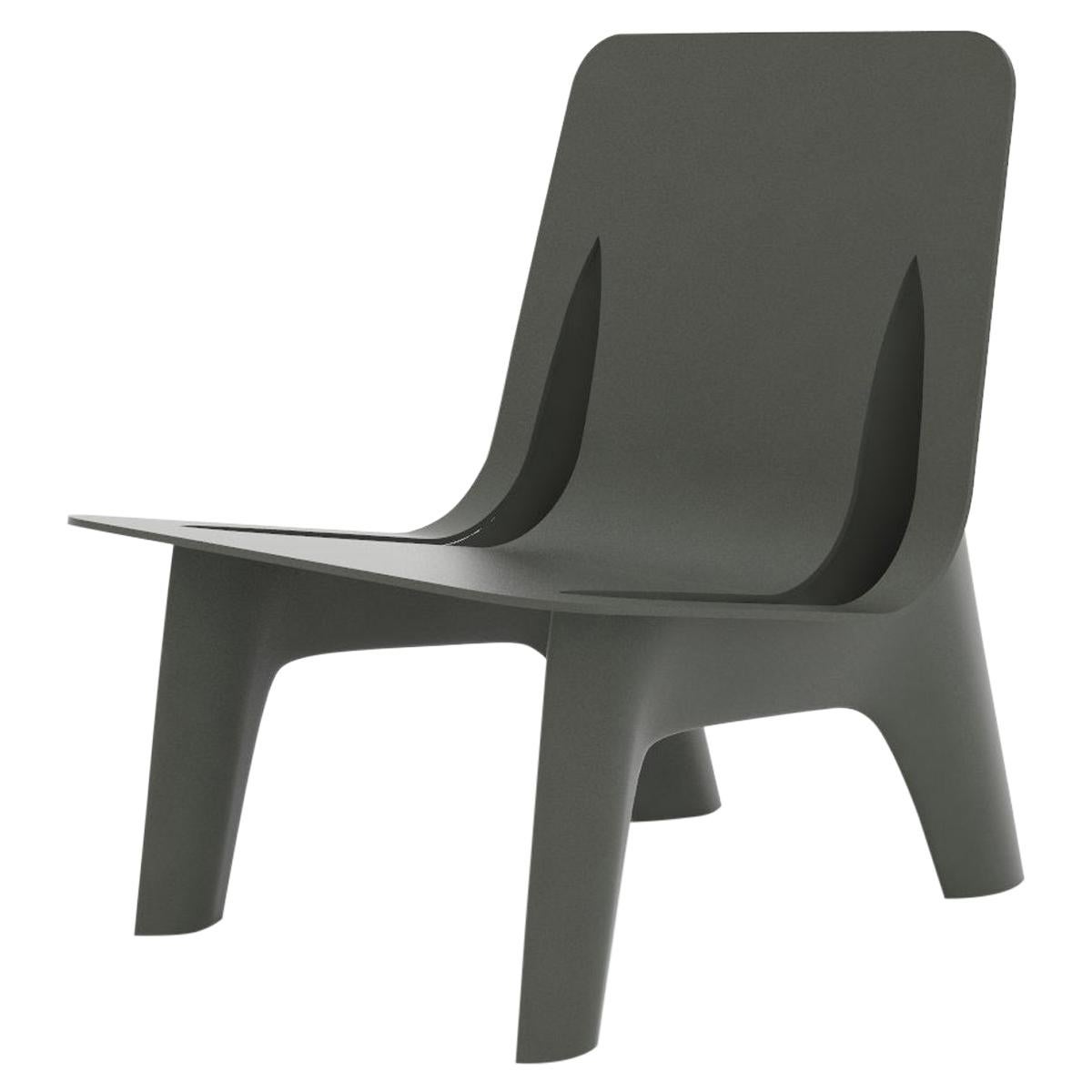 Fauteuil J-Chair en aluminium poli de couleur grise en forme d'Umbra par Zieta