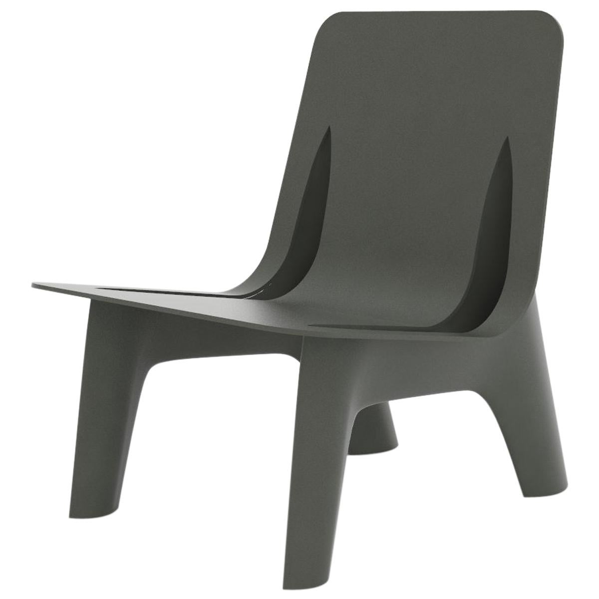 Fauteuil de salon J-Chair en acier au carbone poli de couleur grise en Umbra par Zieta
