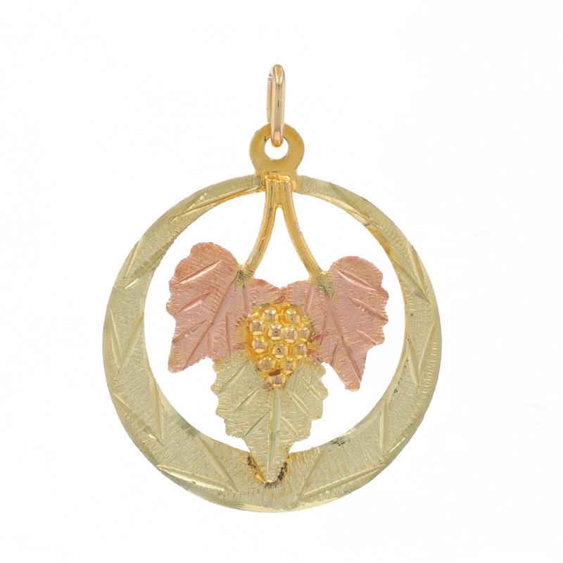 Marke: J. Co.
Design/One:  Black Hills Gold

Metallgehalt: 10k Gelbgold, 12k Roségold, & 12k Grüngold

Thema: Weinrebenkranz, Kreis
Merkmale: Geätzte Detaillierung

Messungen
Höhe (vom stationären Bügel): 15/16