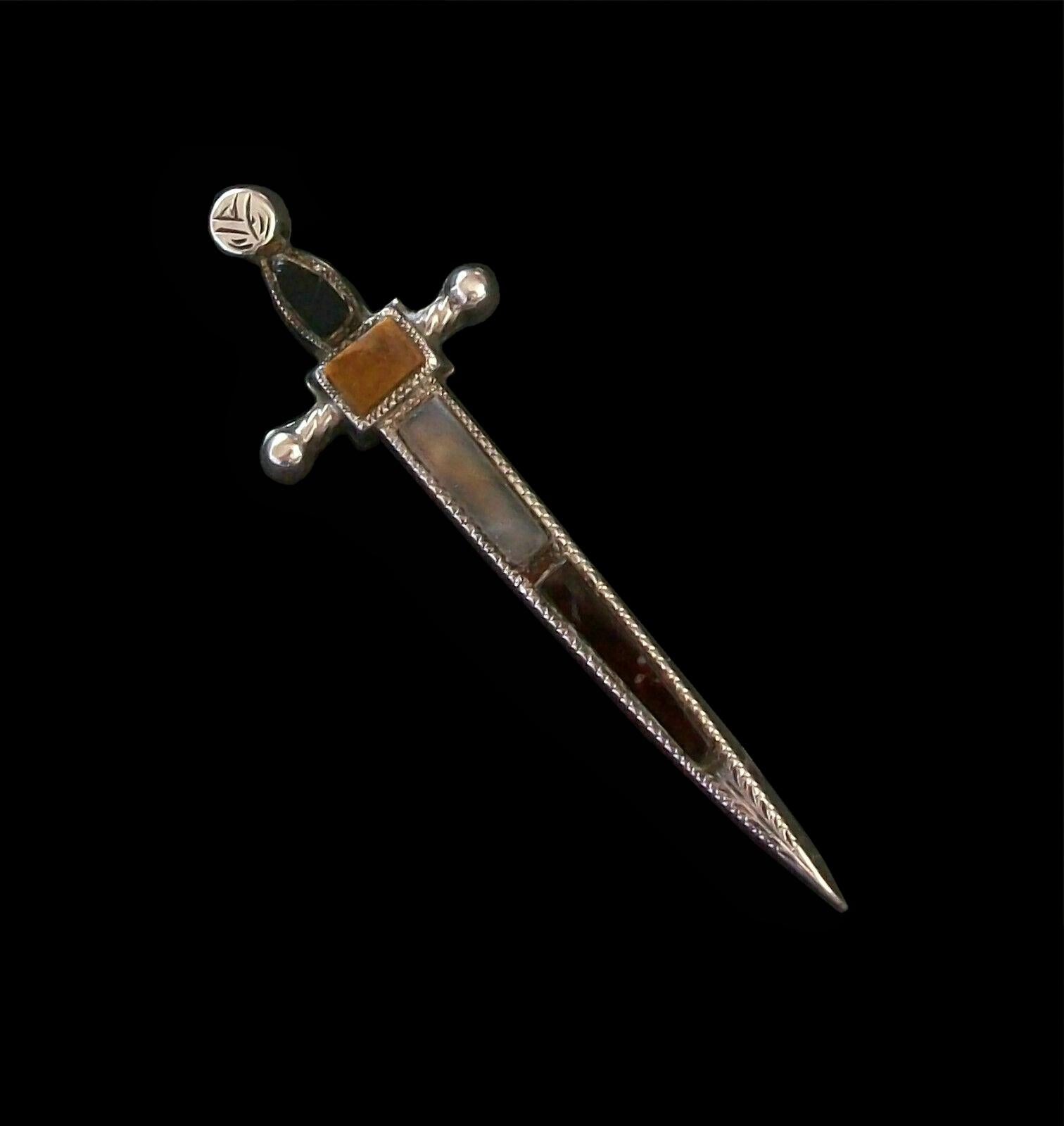 
J. COOK & SON - Antique sterling silver and agate dirk/dagger kilt pin or brooch - signed verso - Birmingham - United Kingdom - circa 1914.

Excellent antique condition - no loss - no damage - no repairs - tarnishing of the metal finish - surface