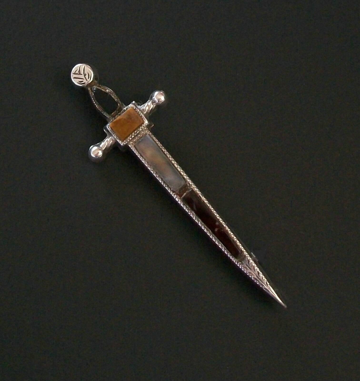Victorian J COOK & SON - Antique Sterling Silver & Agate Dirk Pin/Brooch - UK - Circa 1914 For Sale