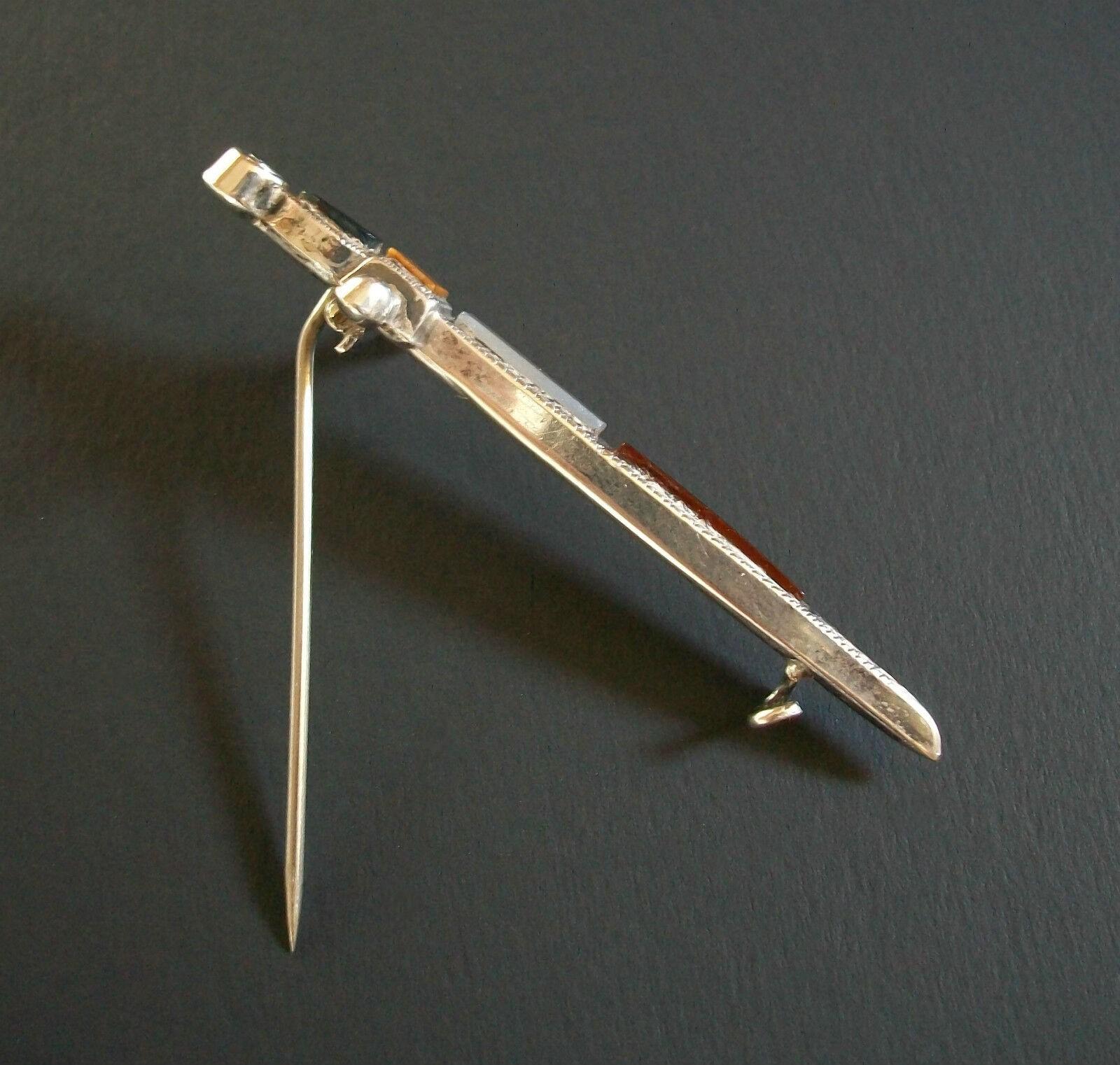 Single Cut J COOK & SON - Antique Sterling Silver & Agate Dirk Pin/Brooch - UK - Circa 1914 For Sale