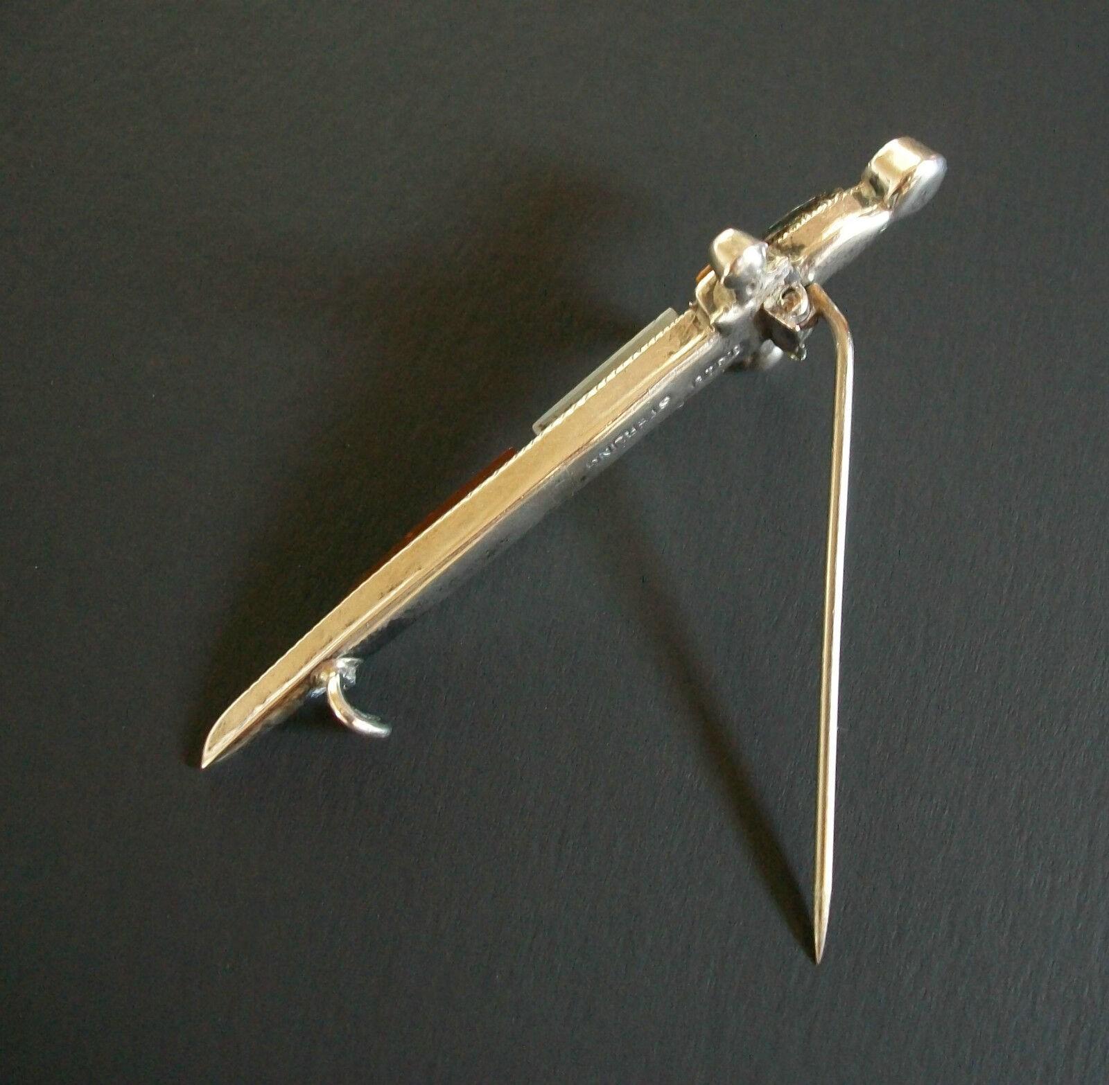 J COOK & SON - Antique Sterling Silver & Agate Dirk Pin/Brooch - UK - Circa 1914 In Good Condition For Sale In Chatham, CA