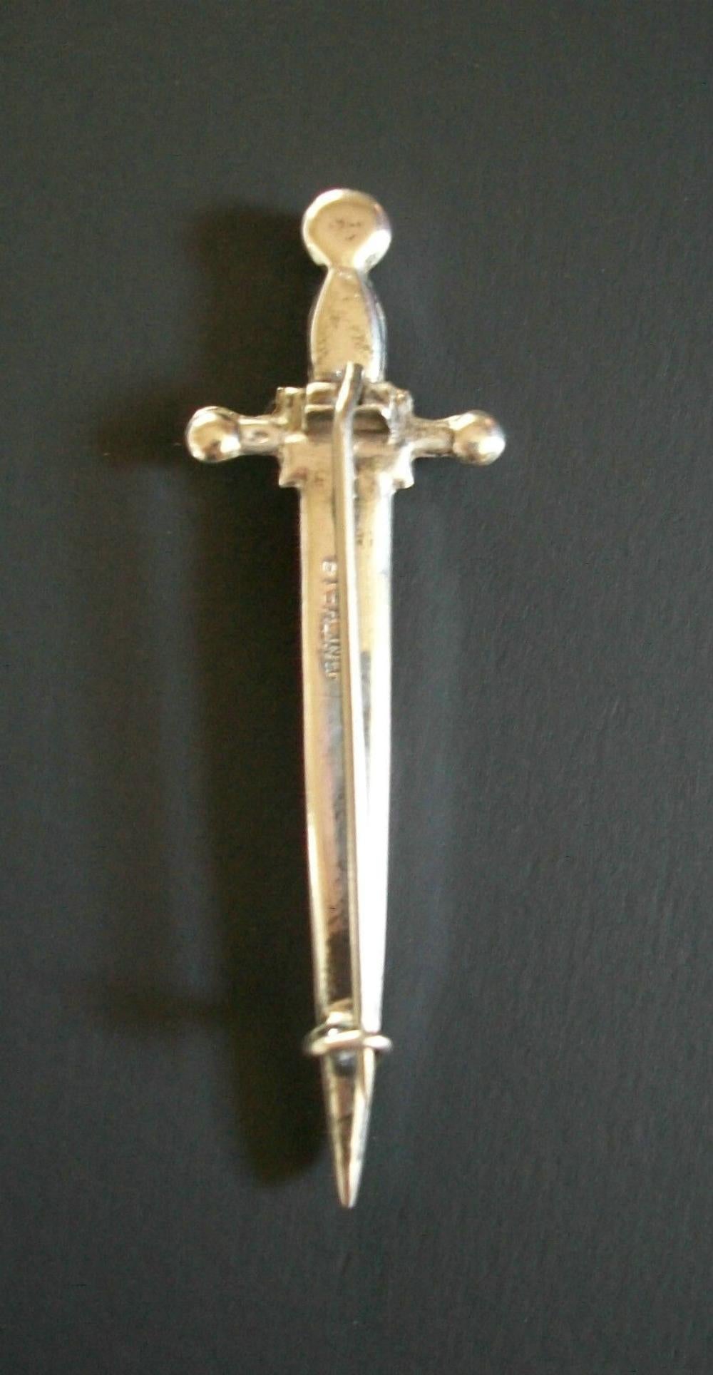 Women's or Men's J COOK & SON - Antique Sterling Silver & Agate Dirk Pin/Brooch - UK - Circa 1914 For Sale