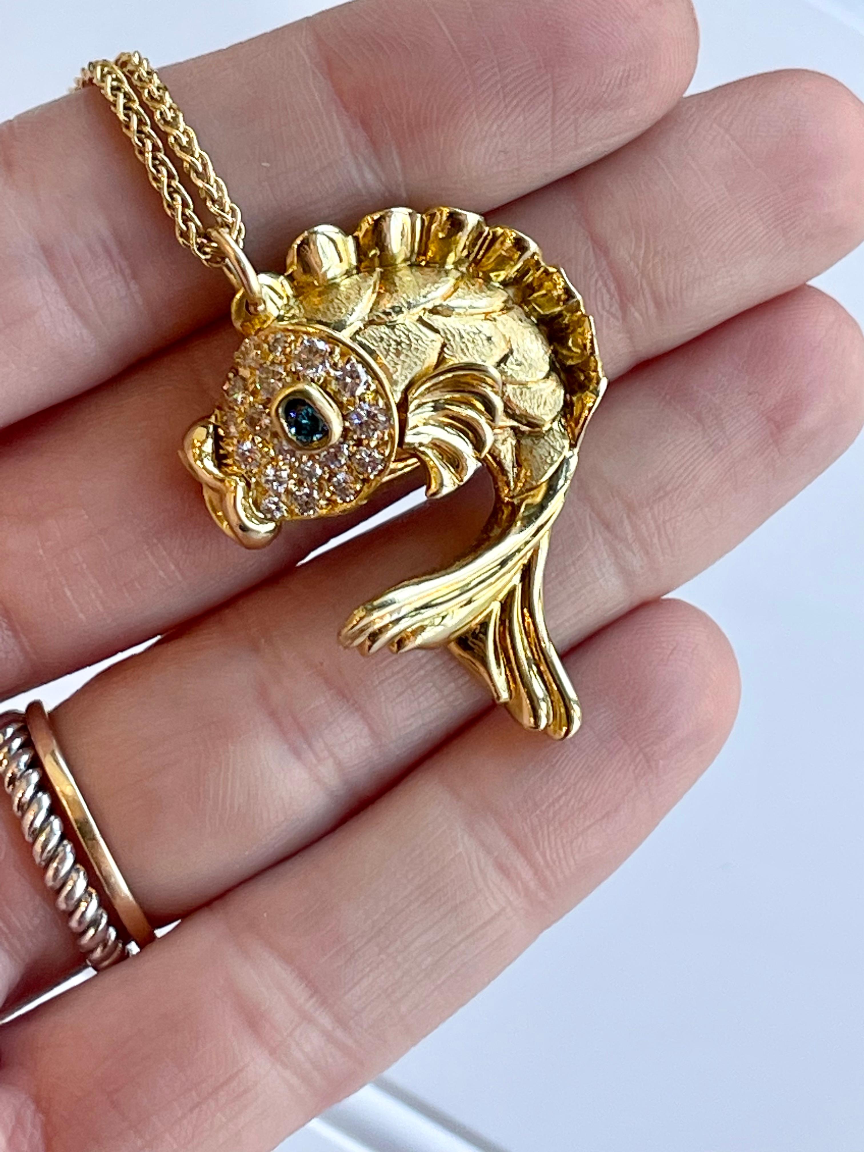 Schön restauriert J Cooper 18kt Gelbgold Koi Fisch Pin in einen Anhänger mit weißen Diamanten Akzente und runden blauen Diamanten Auge umgewandelt.
Der Anhänger ist an einer 14-karätigen Weizenkette aus Gelbgold mit einer Länge von 18 Zoll