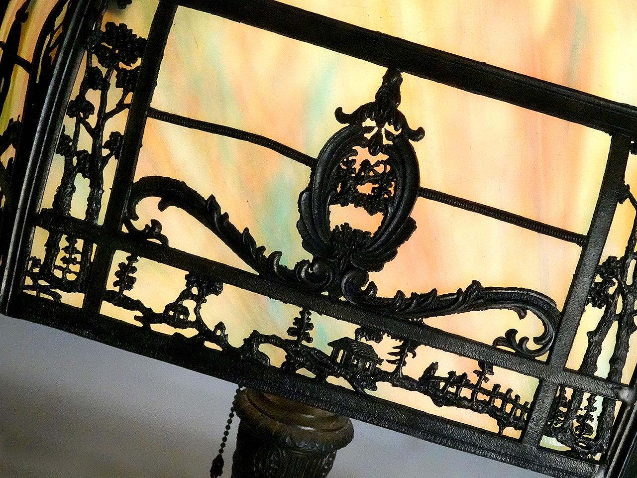 Il s'agit d'une lampe de table Arts and Crafts joliment conçue. Sa taille est également impressionnante, puisqu'il mesure deux pieds de haut et a un diamètre de 18 pouces. Elle est dotée d'un abat-jour incurvé en J à 6 panneaux, avec des panneaux