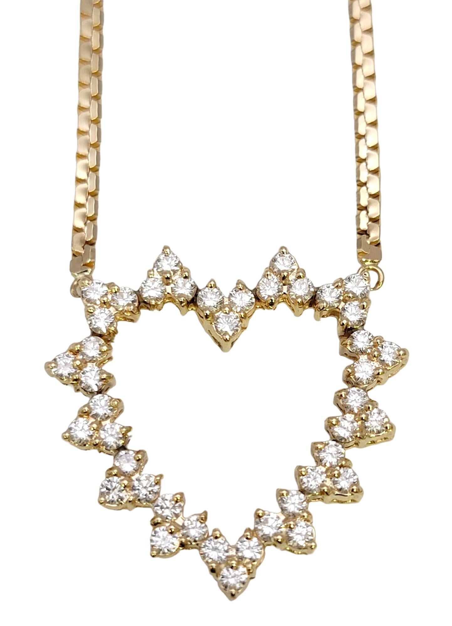 Voici un exquis collier pendentif à cœur ouvert en diamant de J. Eleg, une pièce véritablement intemporelle réalisée avec une élégance et une précision extrêmes. Ce pendentif dégage une lueur chaude et rayonnante, symbolisant l'amour et l'affection
