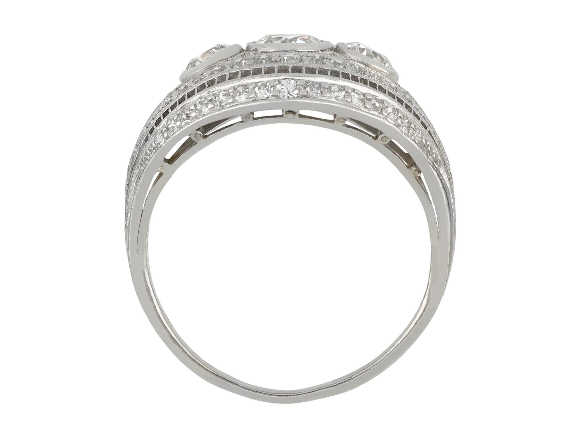 J. E. Caldwell Antique diamond Platinum cluster ring In Good Condition For Sale In London, GB