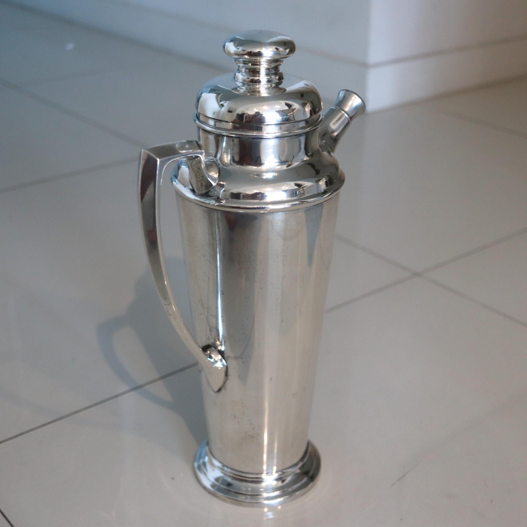 Early 20th Century J. E. Caldwell & Co. 1920 Art Deco Cocktail Shaker In Solid .925 Sterling Silver For Sale