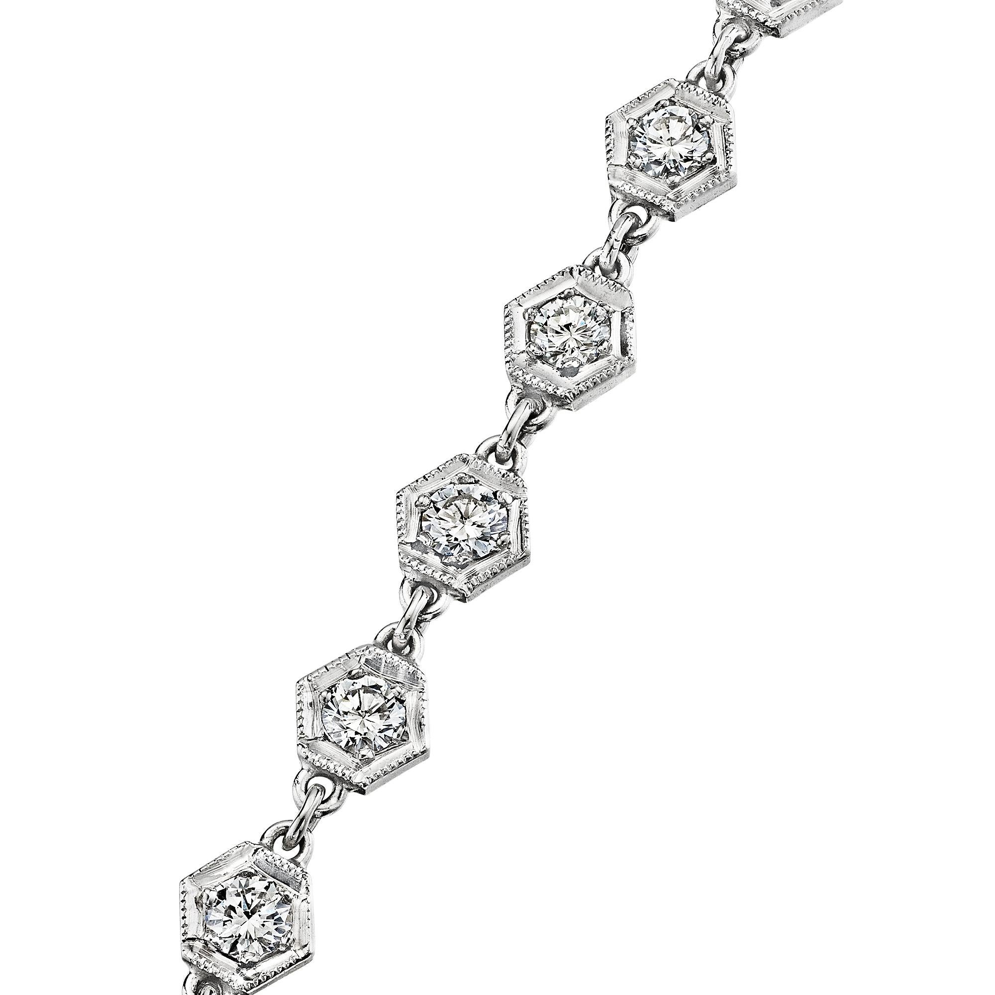 Tutti allineati.  I diamanti tondi d'epoca, incastonati in montature a forma di esagono inciso, creano un'ardente linea di brillantezza in questa collana in platino J. E. Caldwell of Philadelphia Art Deco unica nel suo genere.  Circa 1925-35. 
