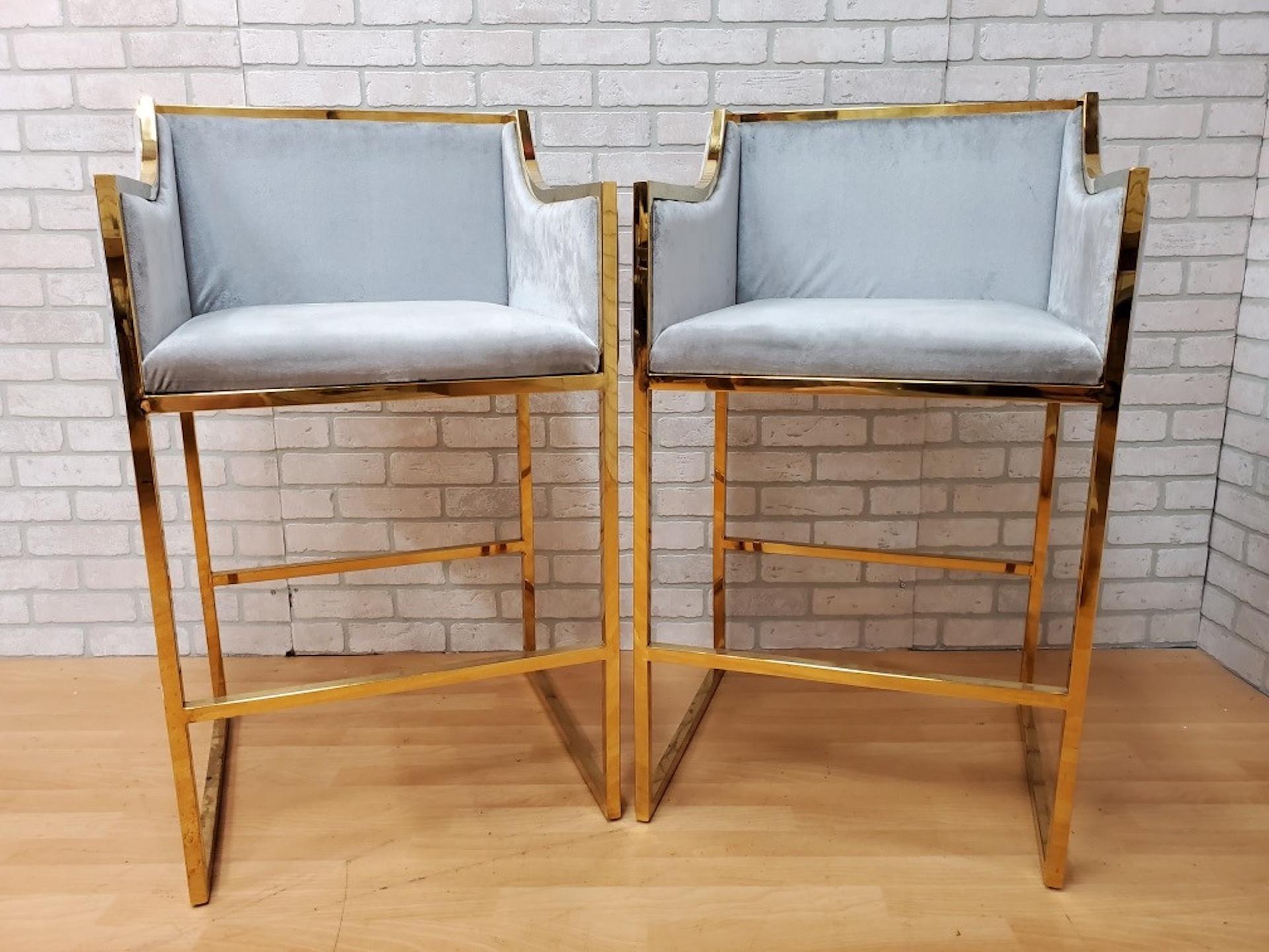 J Gold Style Taburetes de Bar - Pareja

Acentúa tu salón con este taburete de bar con marco dorado. Los taburetes se han tapizado con una tela de felpa azul bebé. Los marcos tienen forma rectangular.

El artículo tiene la etiqueta del