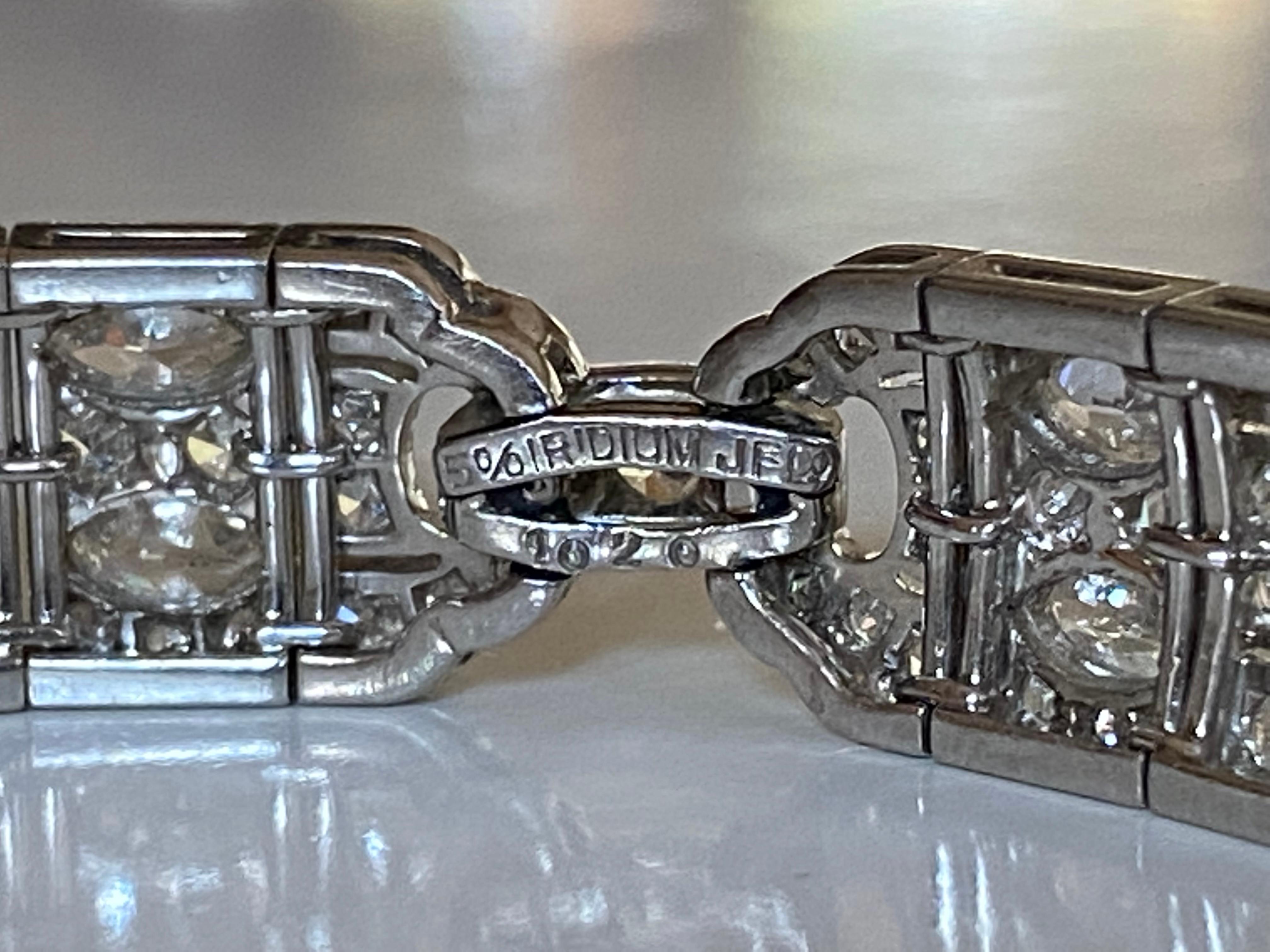 Dieses klassische, in Platin handgefertigte Art-Déco-Gliederarmband besticht durch eine Reihe von Diamanten mit altem europäischem Schliff, Einzelschliff, Spezialschliff, Marquise und Trillionen, die von grünen Smaragden im Kaliber 1 akzentuiert
