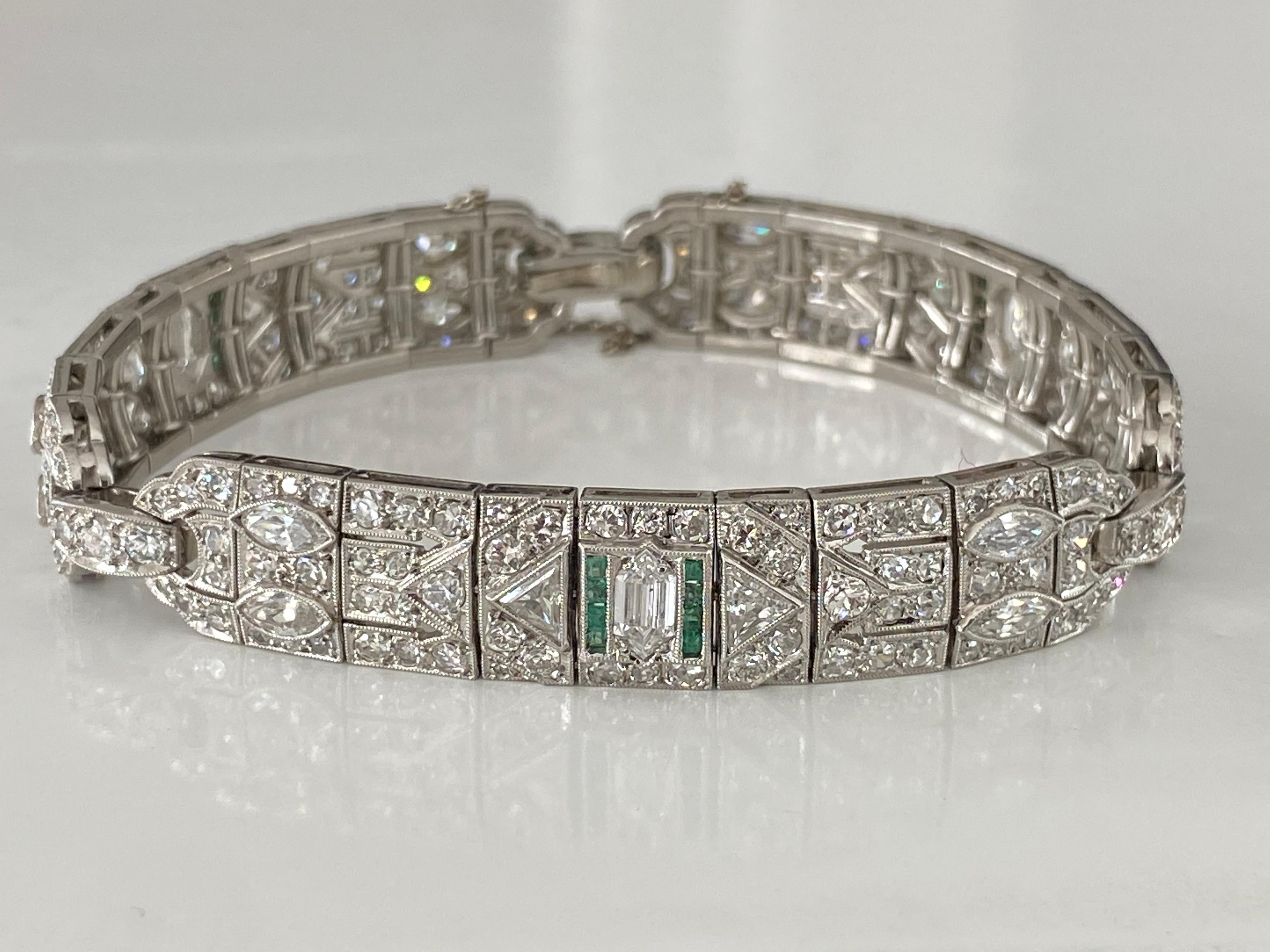 J. F. Co. Gliederarmband aus Platin mit Diamanten und Smaragden im Art déco-Stil (Gemischter Schliff)