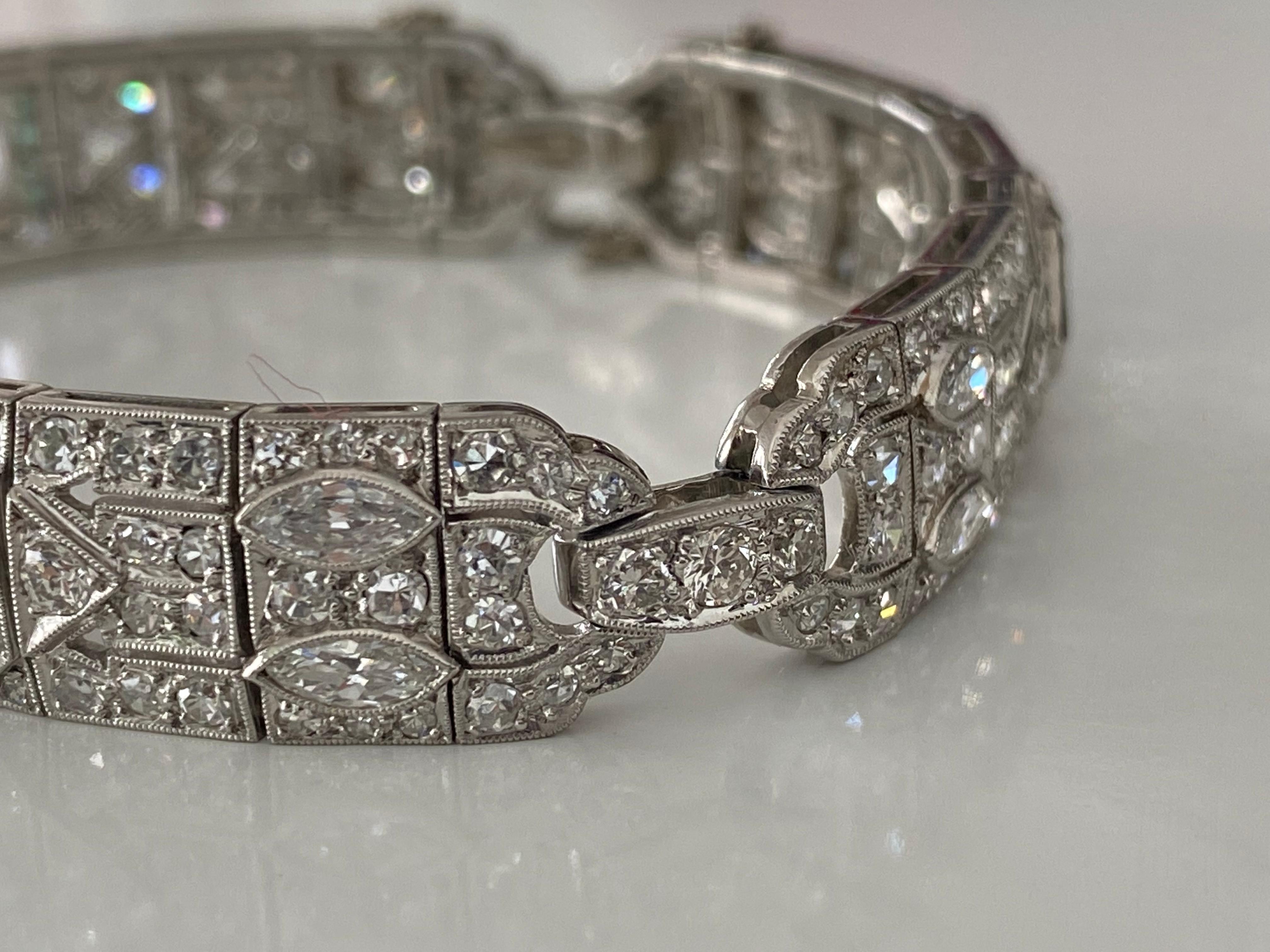 J. F. Co. Gliederarmband aus Platin mit Diamanten und Smaragden im Art déco-Stil im Zustand „Gut“ in Denver, CO