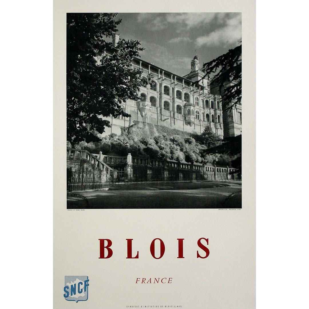 Este elegante cartel de viajes de mediados de siglo, creado hacia 1950 por J. F. Doré, fue un encargo de la SNCF (Société Nationale des Chemins de fer Français) para promocionar la ciudad de Blois, una de las joyas históricas del valle del Loira.