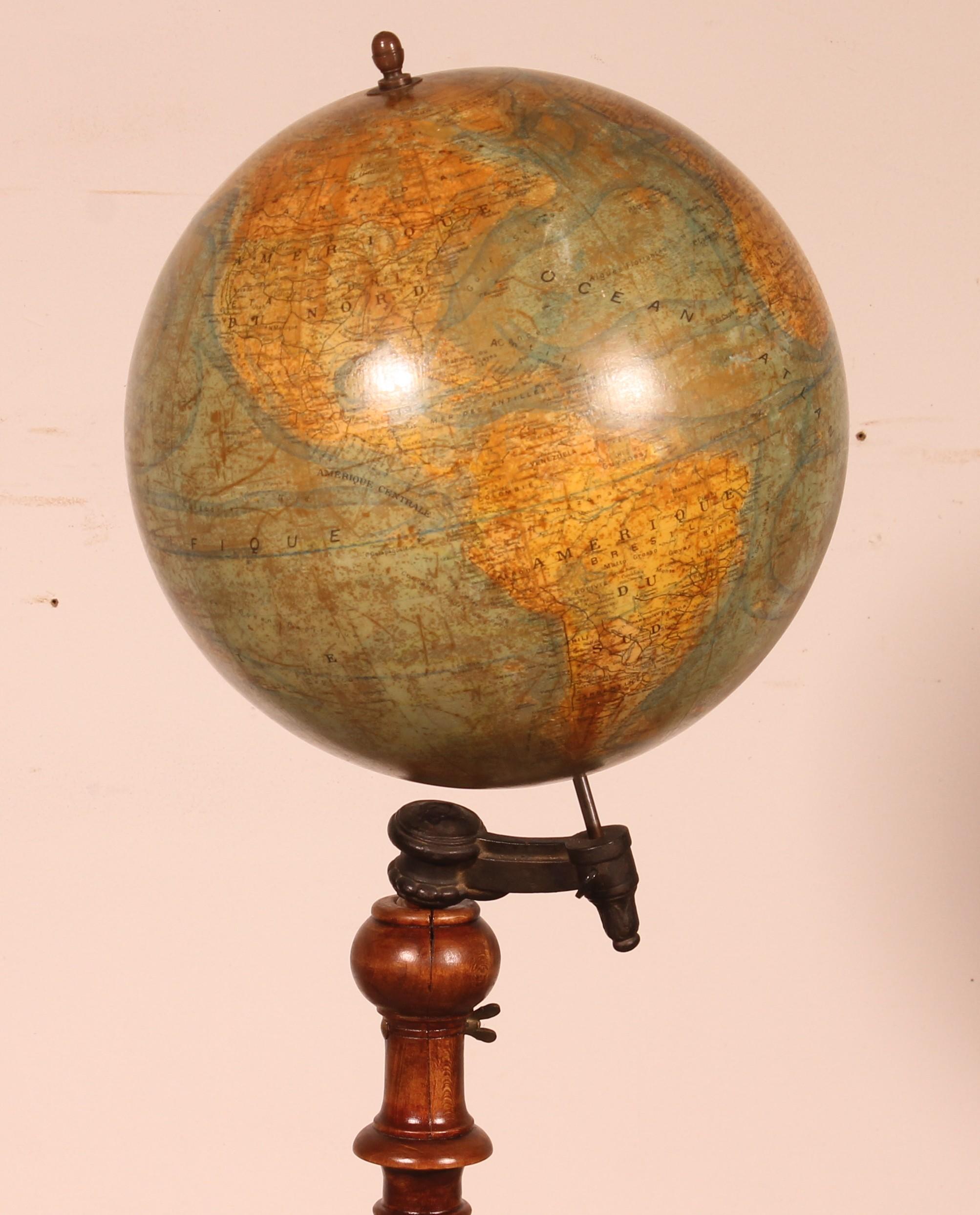 Très beau globe terrestre réalisé par J.Forest Paris rue de Buci au 19ème siècle.
Les globes de bibliothèque sont les plus rares. Celui-ci, fabriqué par J. Forest, une célèbre maison d'édition parisienne du 19e siècle, a une très belle base avec un