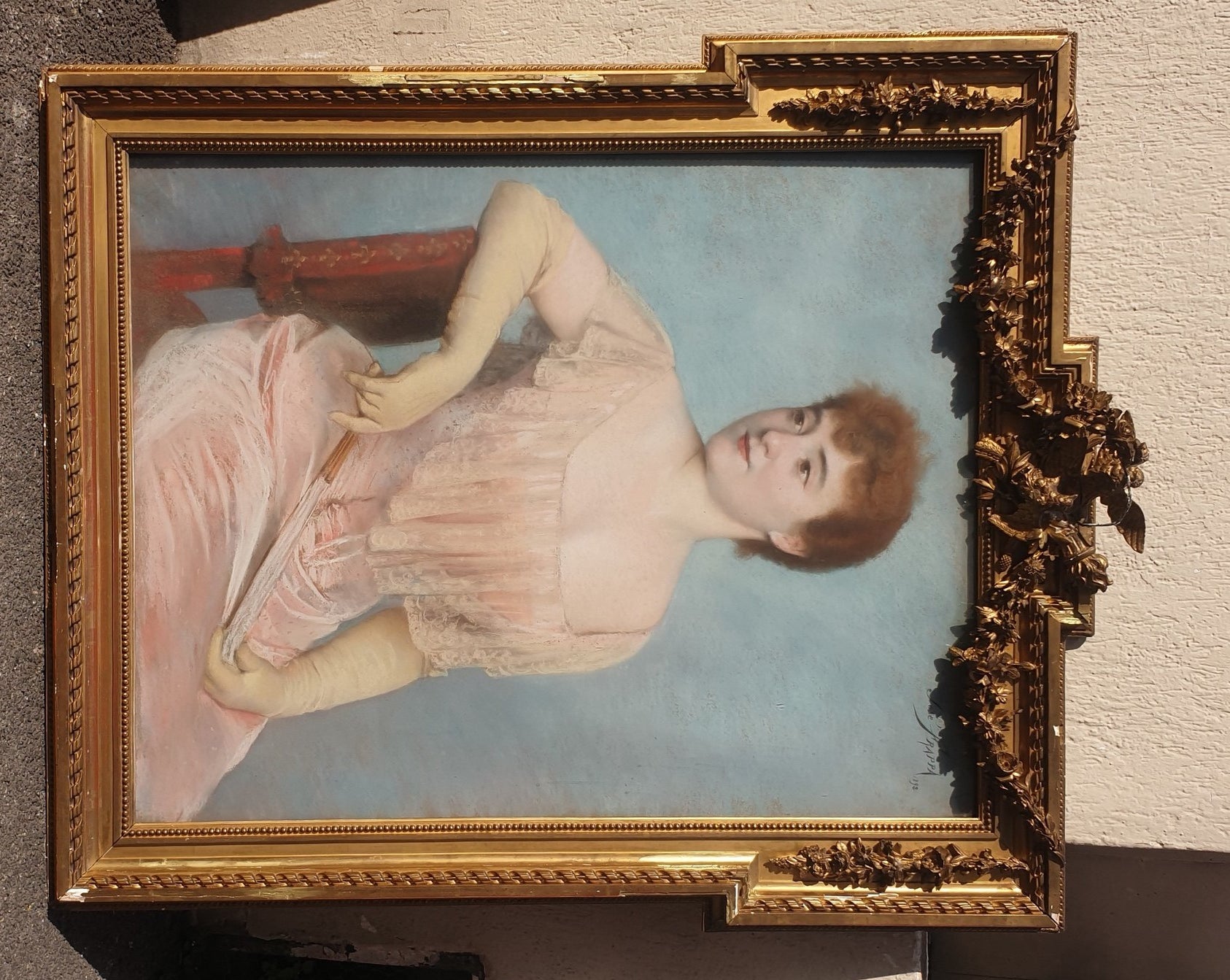 Großes Pastellporträt einer jungen Frau in einem rosa Kleid, sitzend, mit ihrem Fächer, auf blauem Hintergrund

Rahmen aus vergoldetem Stuck (Verluste und Abnutzung) verglast

Pastell signiert José Frappa und datiert 1892

José Frappa (1854-1904)