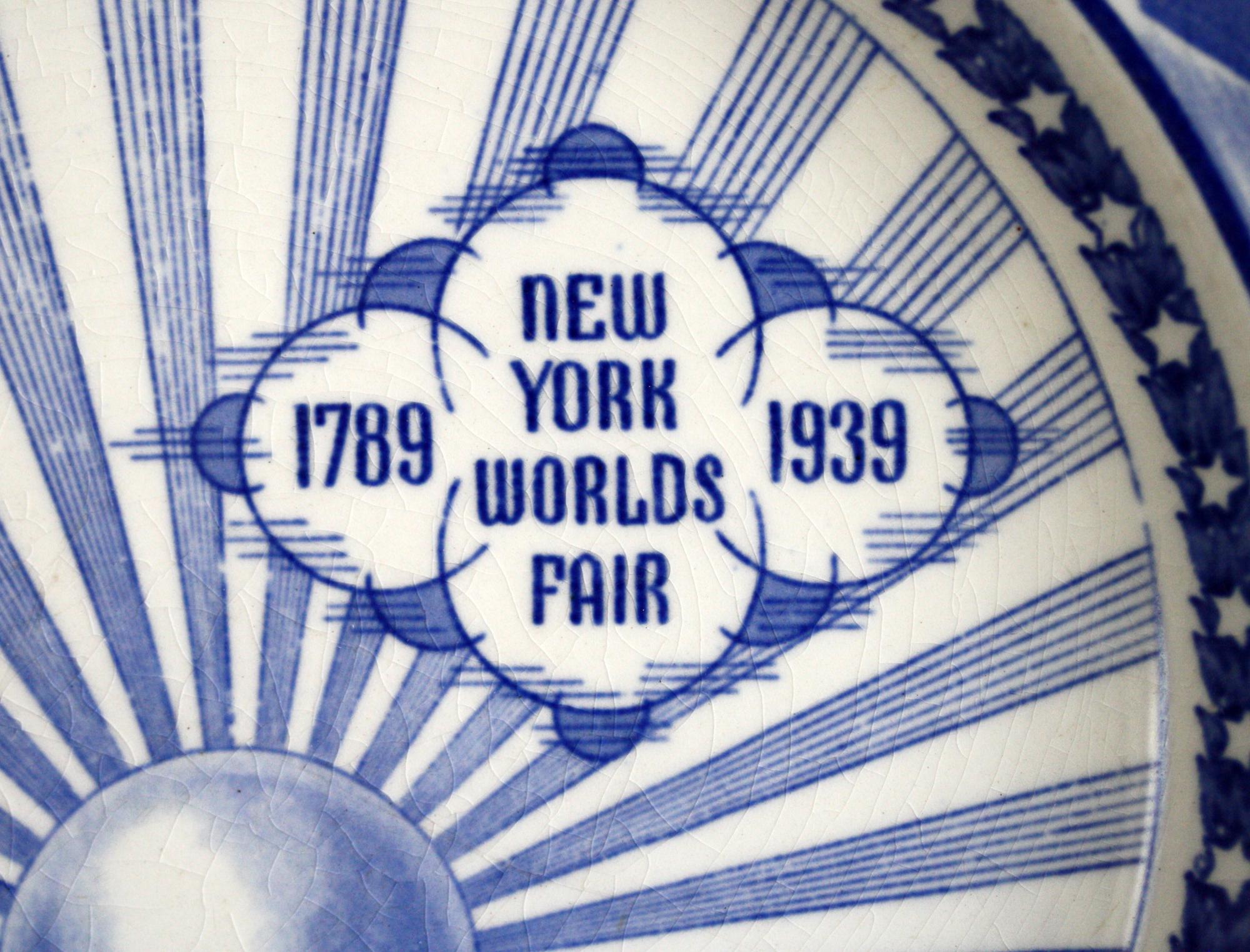 J & G Meakin New York Worlds Fair Commemorative Pottery Plate, 1939 In Good Condition In Bishop's Stortford, Hertfordshire