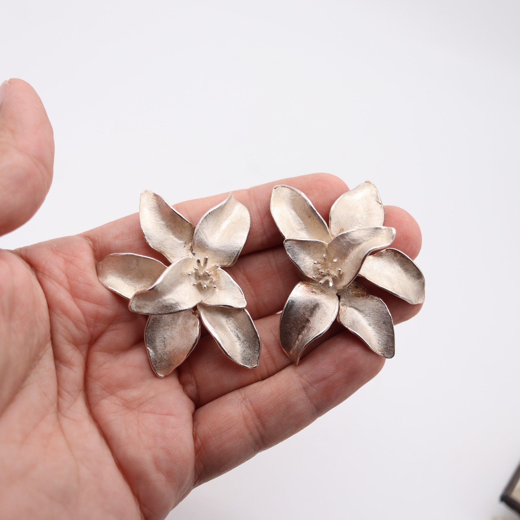 J. GABRIEL 1970 Orecchini a clip con fiori di orchidee scultoree in argento 925 In condizioni ottime in vendita a Miami, FL