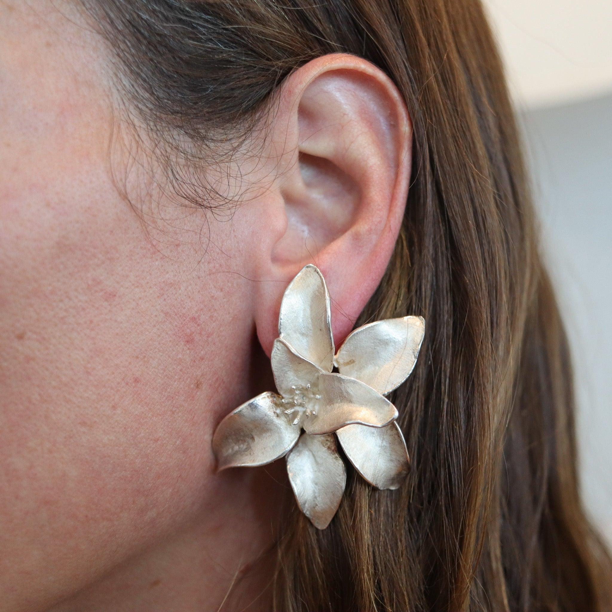 J. GABRIEL 1970 Orecchini a clip con fiori di orchidee scultoree in argento 925 in vendita 3