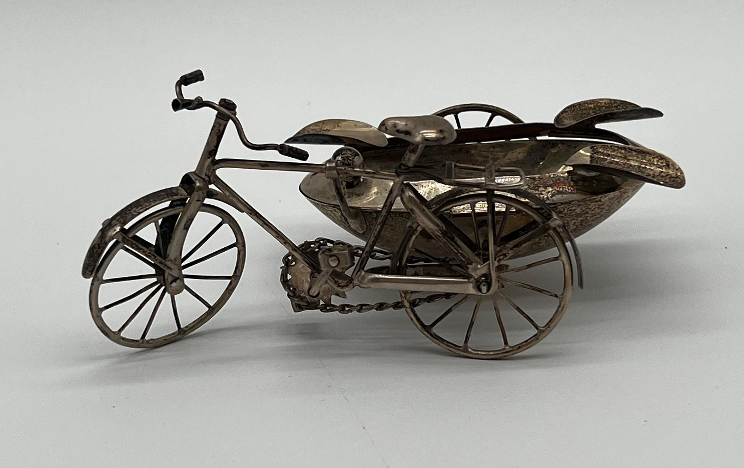 Cenicero Sidecar Bicicleta de Plata de Ley de México por J. Gratacos.  Detalle asombroso. Una auténtica novedad y un tema de conversación. En general, excelente estado.  Desgaste propio de la edad.  Ligero deslustre. Mide aproximadamente 5,25