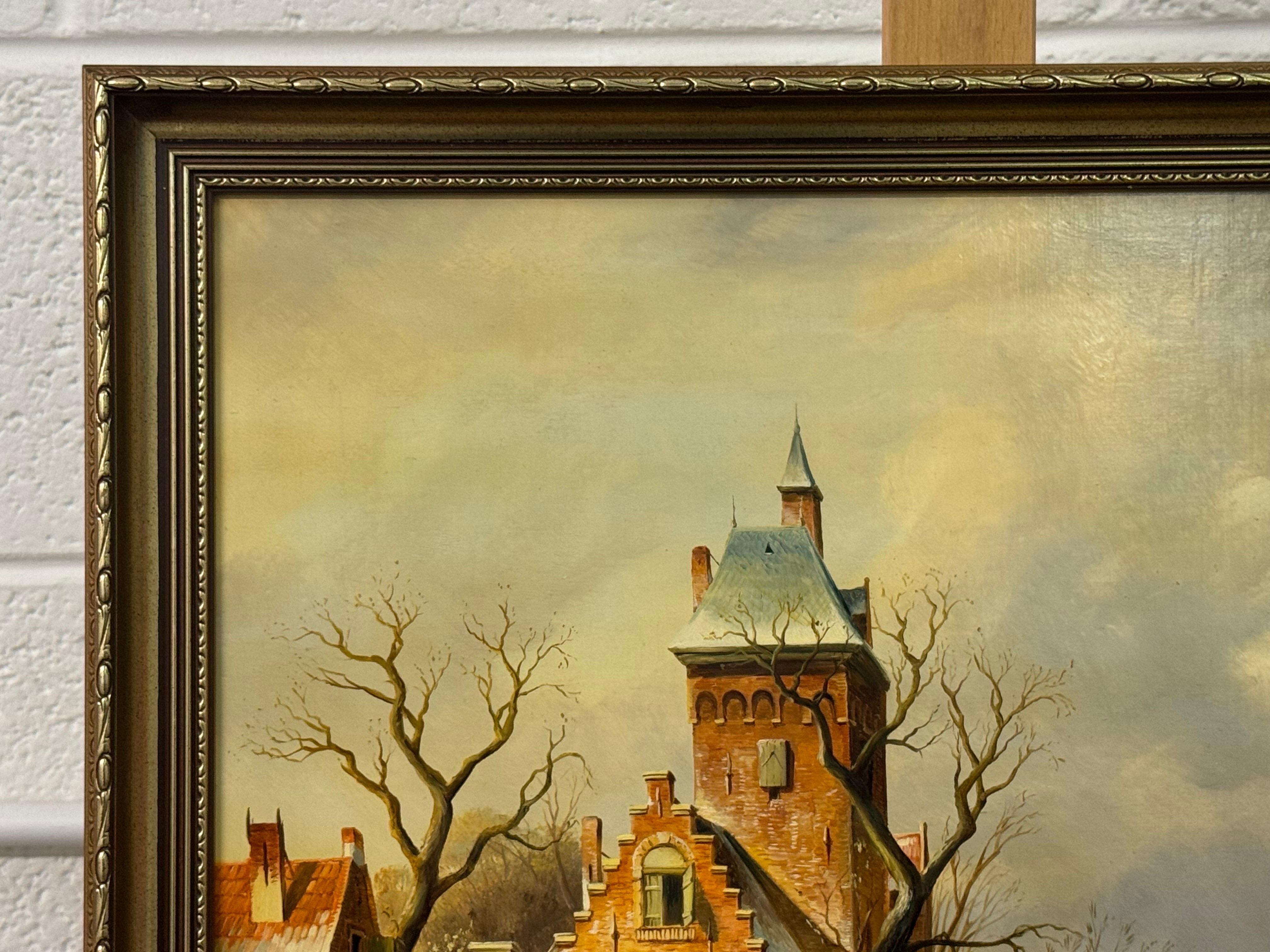 Escena navideña invernal de figuras patinando sobre un lago helado en un pueblo holandés, por J. H. De Berg  (Holandés, siglo XX) 

El arte mide 20 x 16 pulgadas 
El marco mide 23 x 19 pulgadas 

Original Vintage, Óleo sobre tabla
Firmado, enmarcado