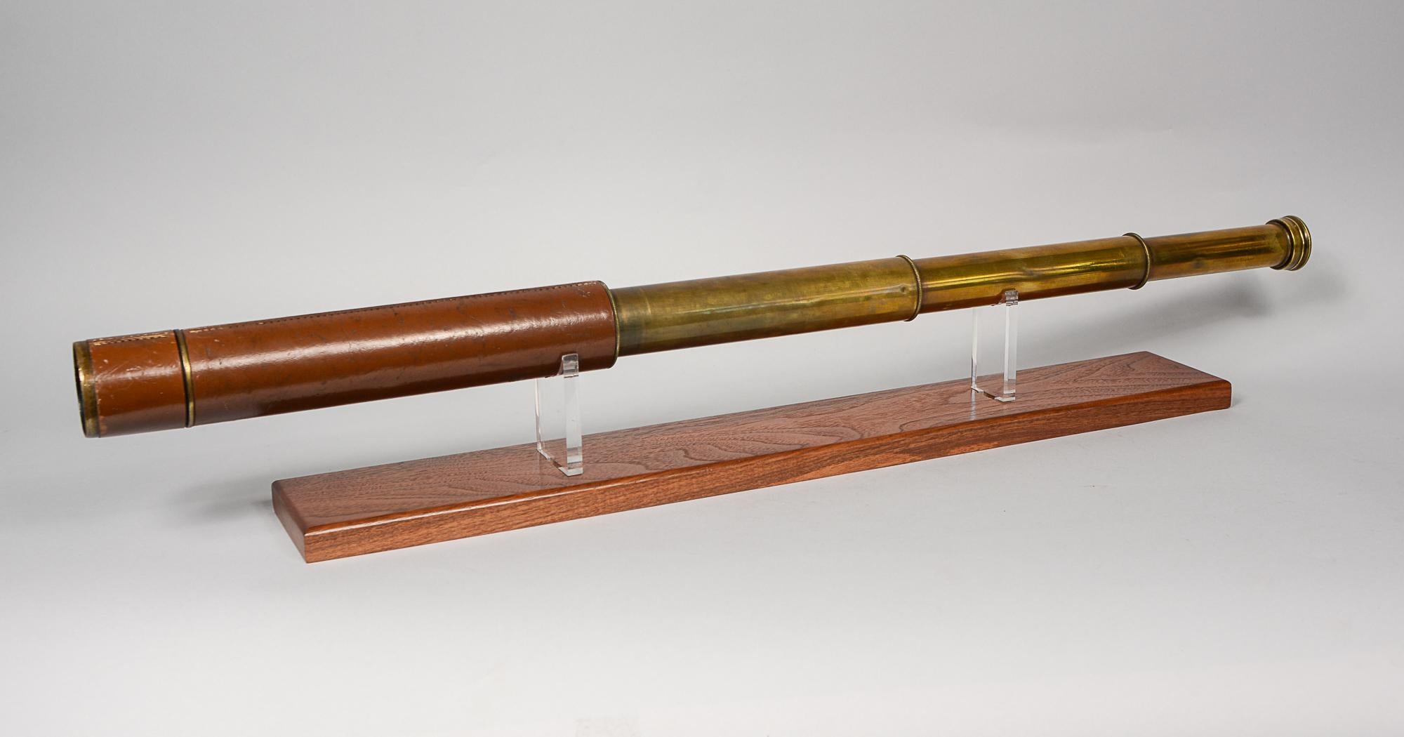 Télescope à trois tiroirs en laiton et cuir par J. H. Steward de Londres. Il s'agit d'un tireur d'élite à focalisation rapide. Le télescope est équipé d'un support en noyer et en acrylique. L'optique est un peu sale. Le télescope a une longueur de