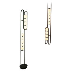 La lampada a sospensione J con LED integrato e ottone
