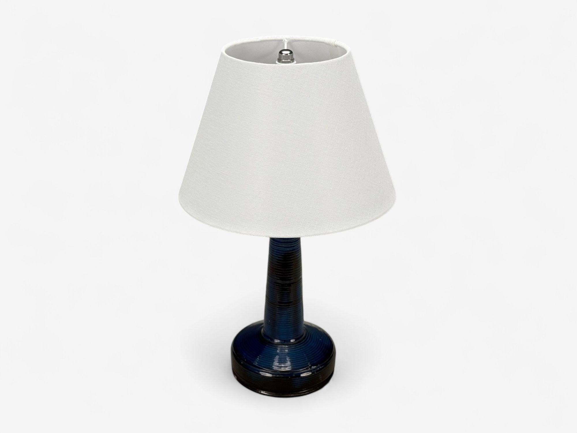 J. Holstein Keramik, modernité danoise du milieu du siècle, grès bleu, lampe de table, Danemark, années 1960

Lampe de table en céramique émaillée bleue et noire conçue et produite par J. Holstein Keramik au Danemark au milieu du XXe siècle. Le
