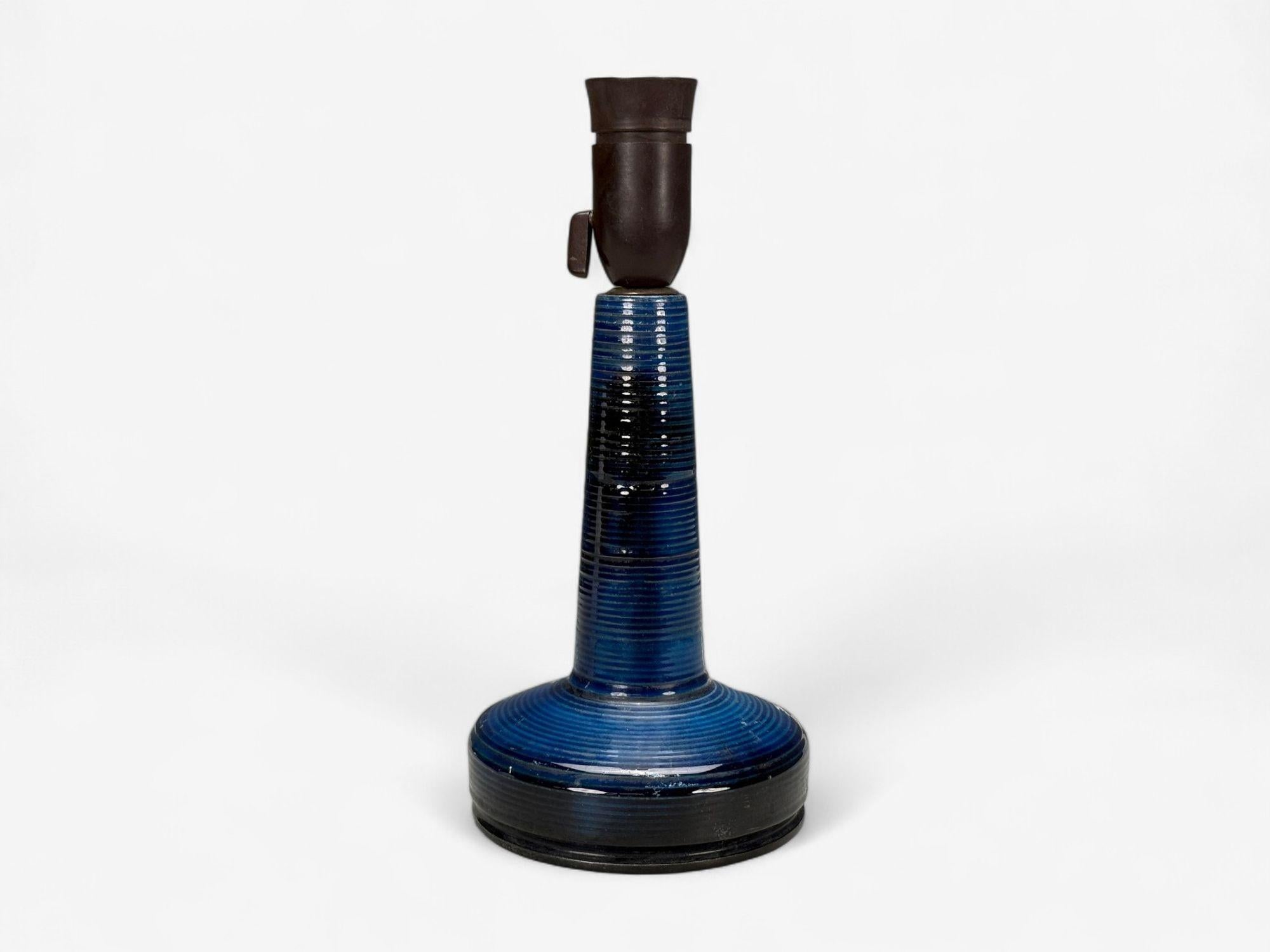 J. Holstein Keramik, grès bleu, lampe de table, Danemark, années 1960 Bon état - En vente à Manhasset, NY