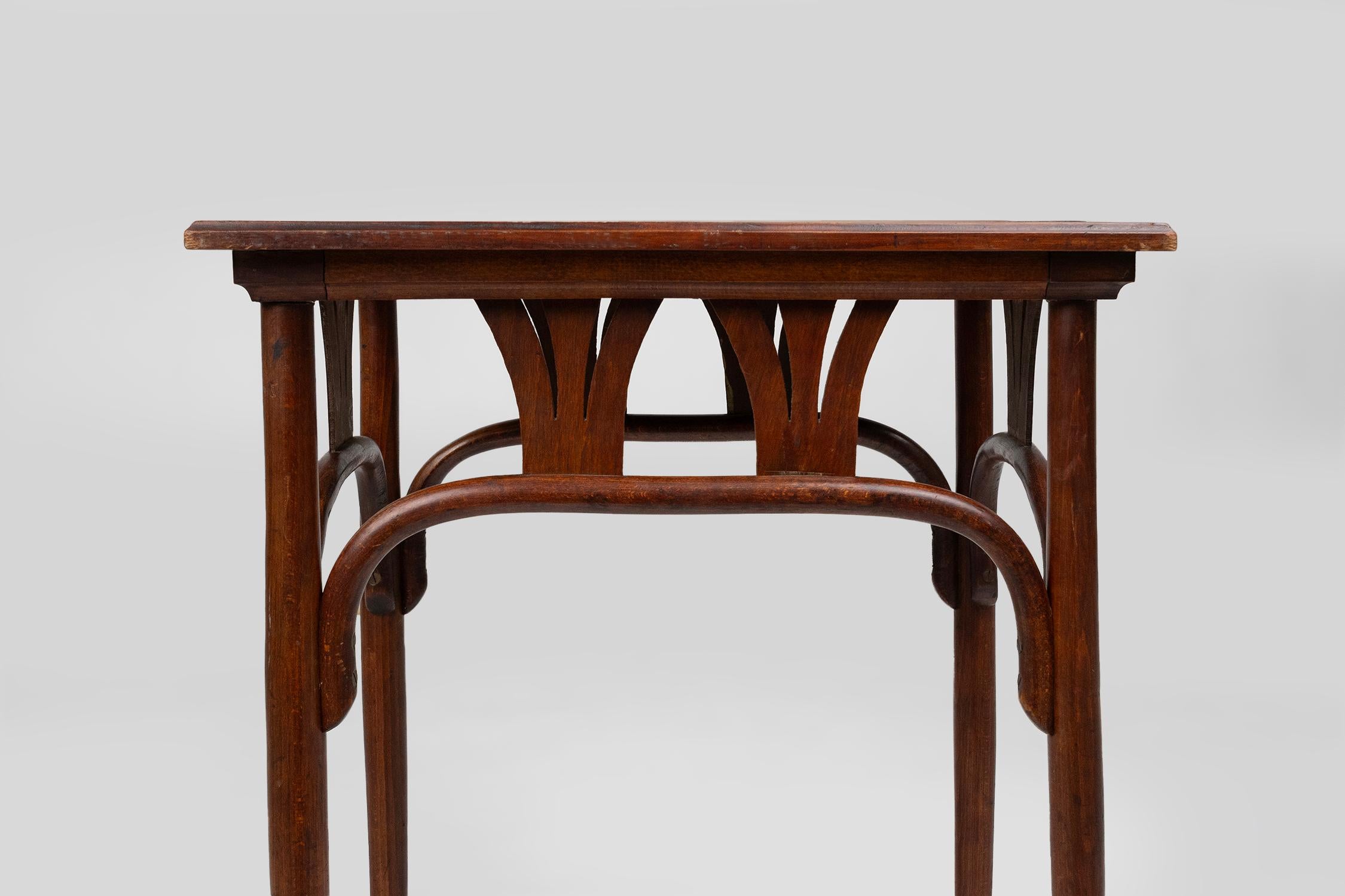 J. & J. & J. Kohn Jugendstil-Beistelltisch aus Bugholz, Österreich ca. 1910 (Art nouveau) im Angebot
