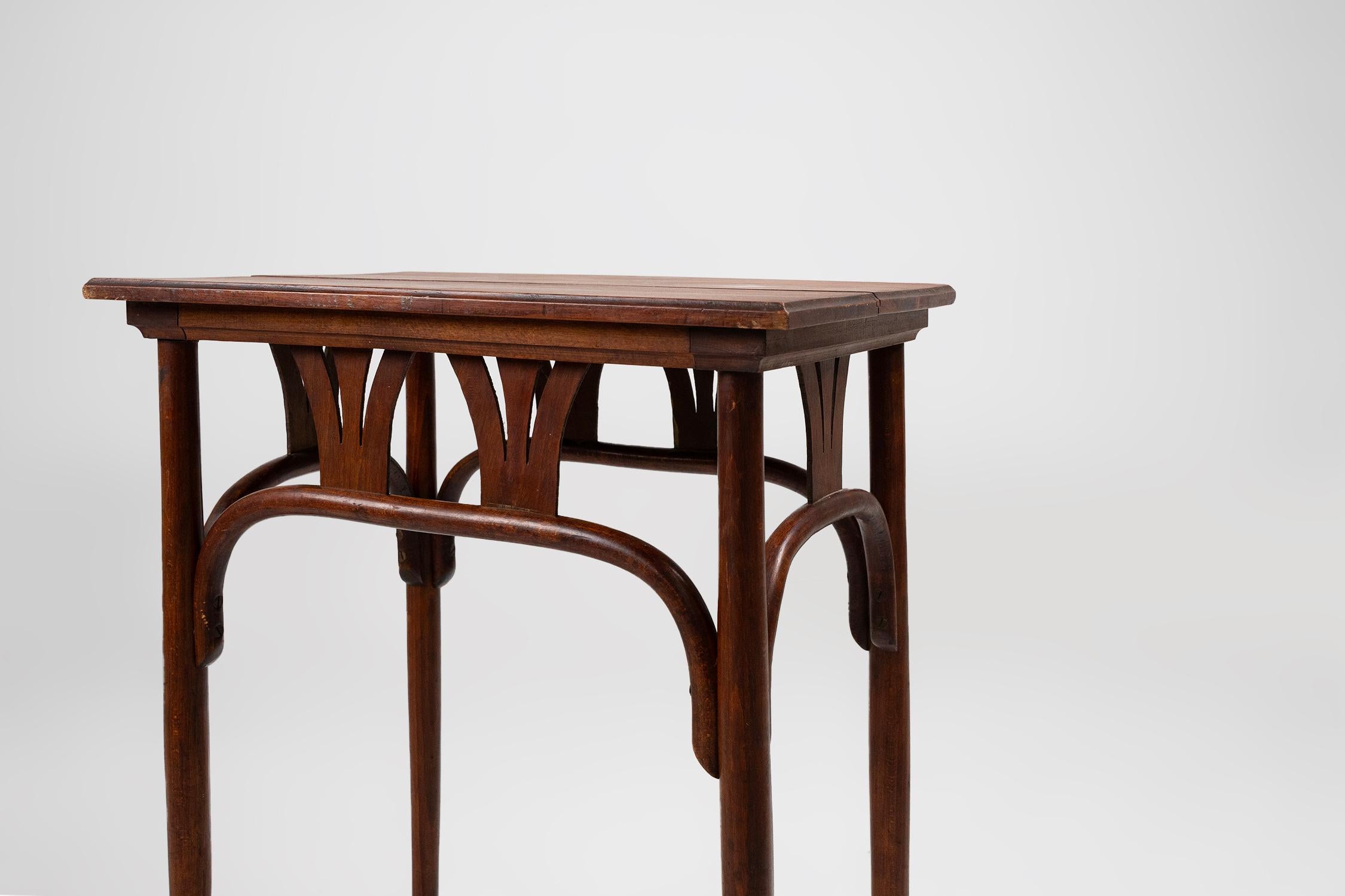 J. & J. & J. Kohn Jugendstil-Beistelltisch aus Bugholz, Österreich ca. 1910 (Österreichisch) im Angebot