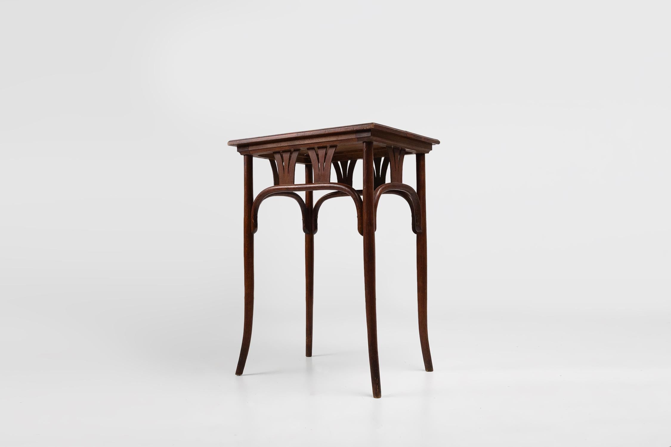 J. & J. & J. Kohn Jugendstil-Beistelltisch aus Bugholz, Österreich ca. 1910 (Holz) im Angebot