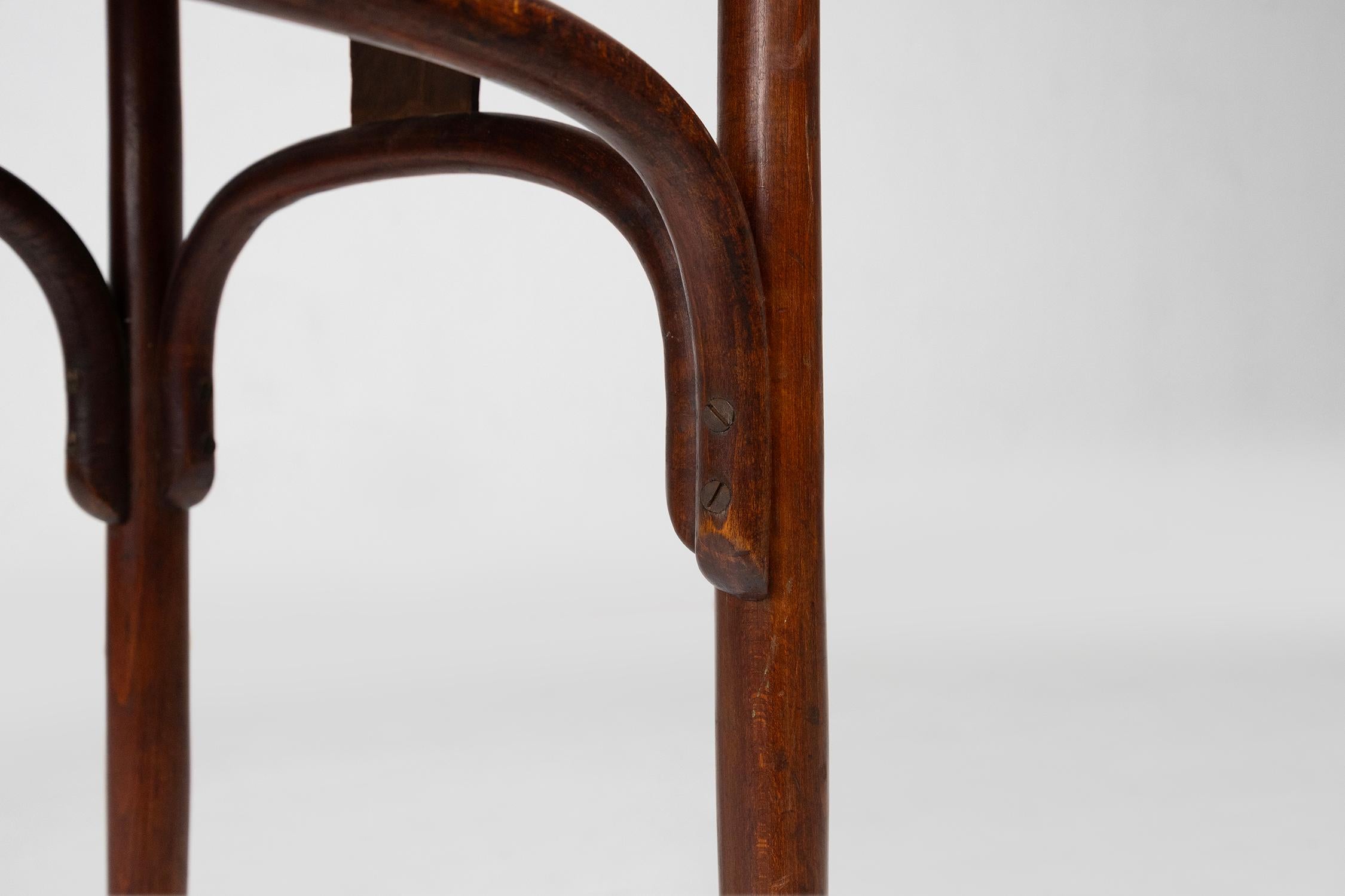 J. & J. & J. Kohn Jugendstil-Beistelltisch aus Bugholz, Österreich ca. 1910 im Angebot 1