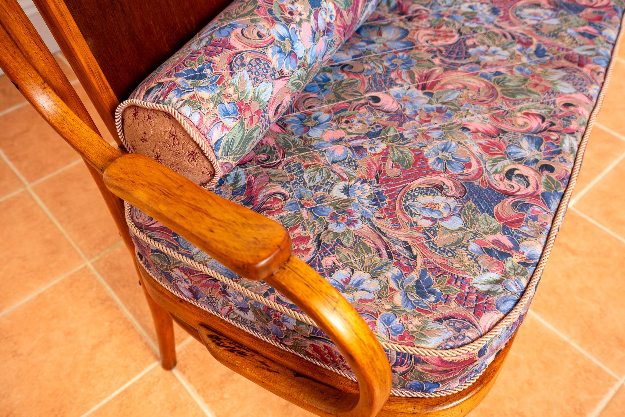 A gorgeous and extremely rare three-seater antique Art Nouveau Vienna Secession bentwood J & J Kohn bench in wonderful condition. Made by iconic Austrian father and son bentwood furniture making duo Jacob and Josef Kohn, most likely in the late