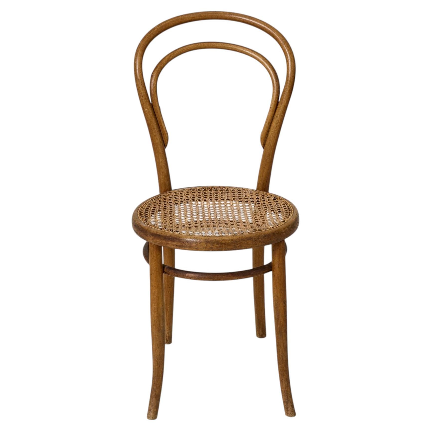 Chaise en bois courbé de J. & J. Kohn, avec assise en rotin, vers 1940 en vente
