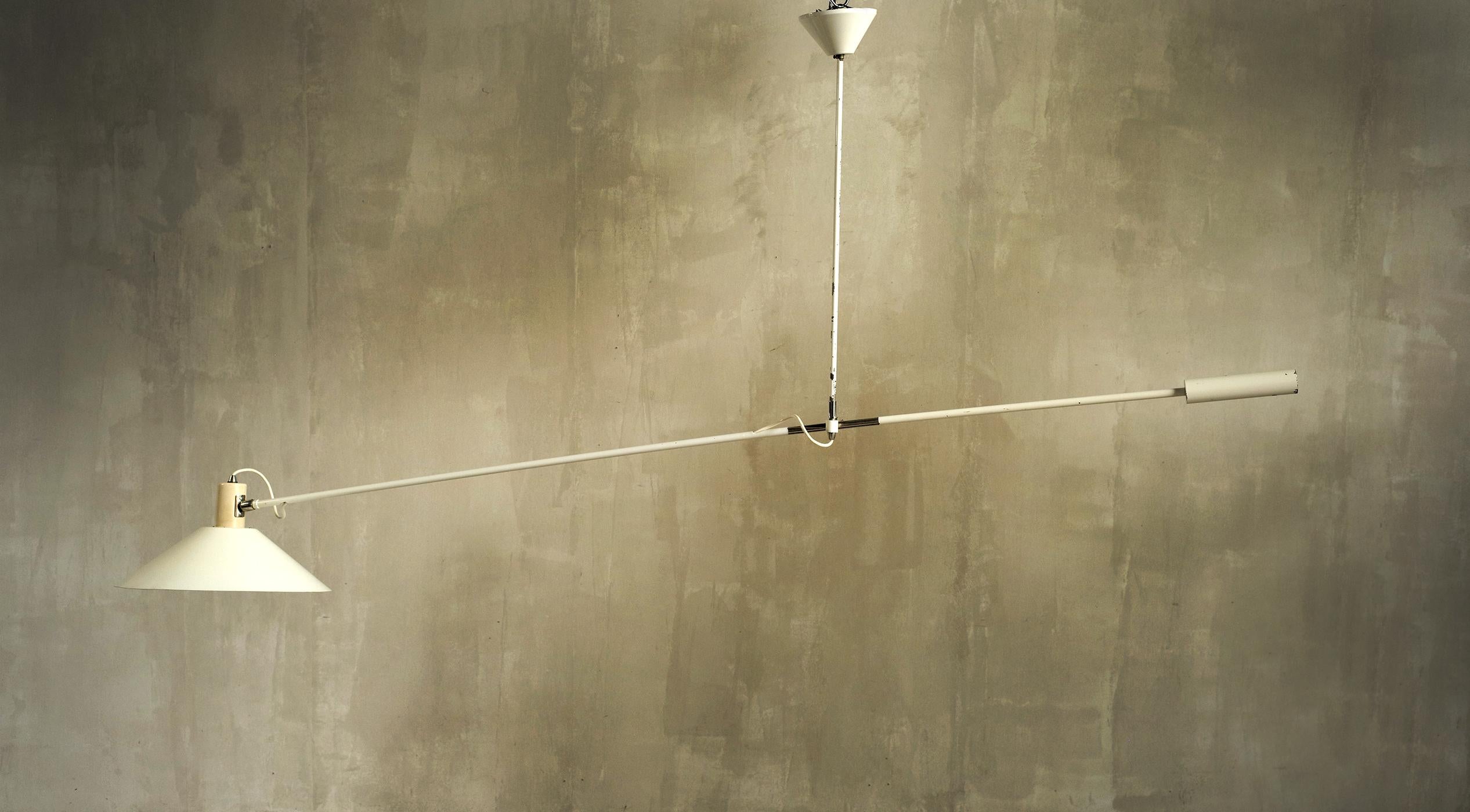 Painter and draftsman, J. J. M. Hoogervorst became a light designer after the 1939/45 war. Strongly inspired by Italian creations, notably Gino Sarfatti, he designed lights for Anvia that have now become great design classics. This pendulum