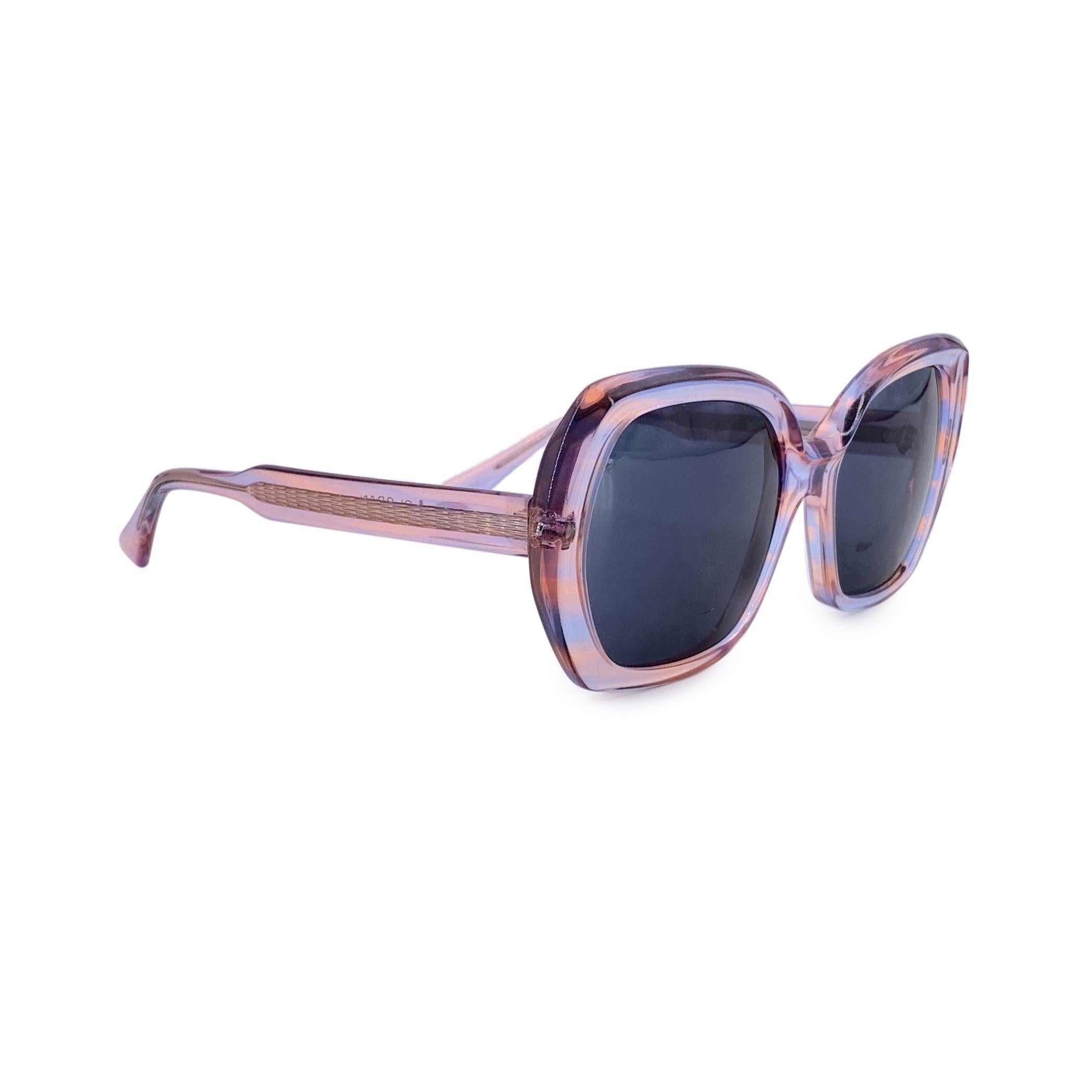 Blush & Bold: Occhiali da sole vintage Jourdan Paris 32650 Immergiti in un momento di fascino parigino vintage con questi occhiali da sole J Jourdan Paris modello 32650, un'ode alla giocosa raffinatezza di un'epoca in cui lo stile si basava su forme