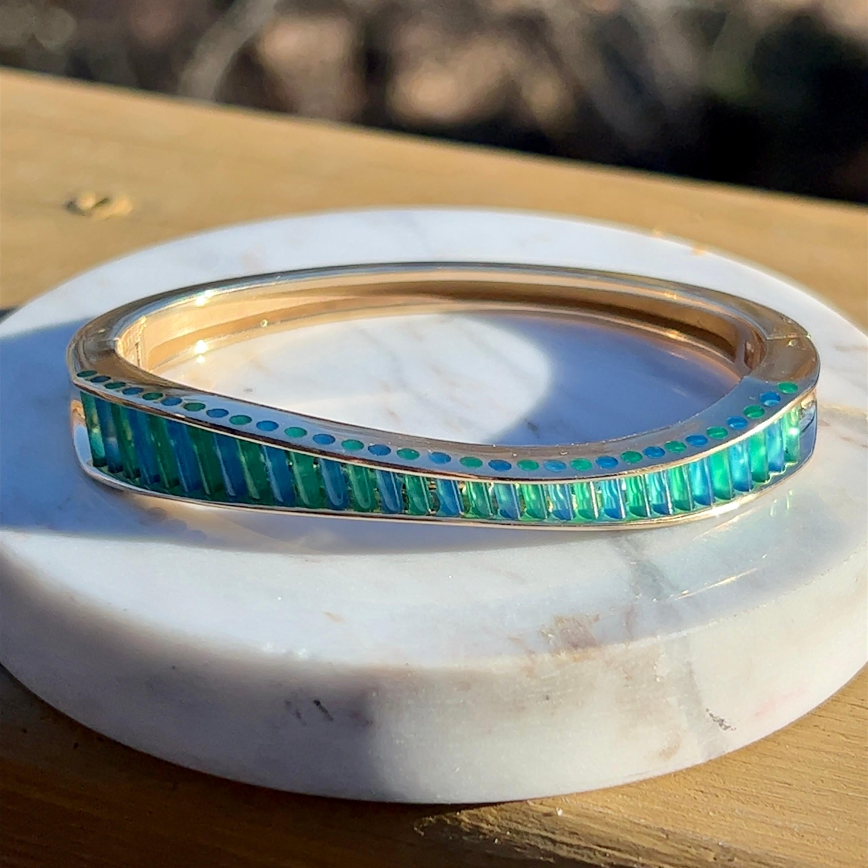 J. Kennedy Blue and Green Onyx Cylettes Bangle Bracelet in 14k Yellow Gold  In Good Condition For Sale In Towson, MD