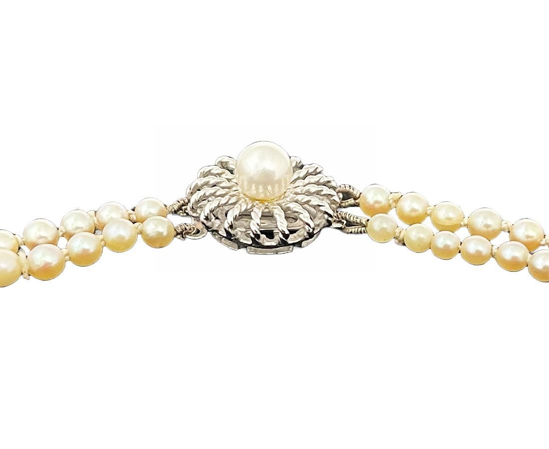J. Kohle Pforzheim, German silver lock with Pearls Necklace

Collier de perles sur double brin avec fermeture en argent (835/1000) avec un fermoir à crochet sur un fermoir rond en forme de couronne avec perle.
Perles de taille 1 à 10
Le fermoir a