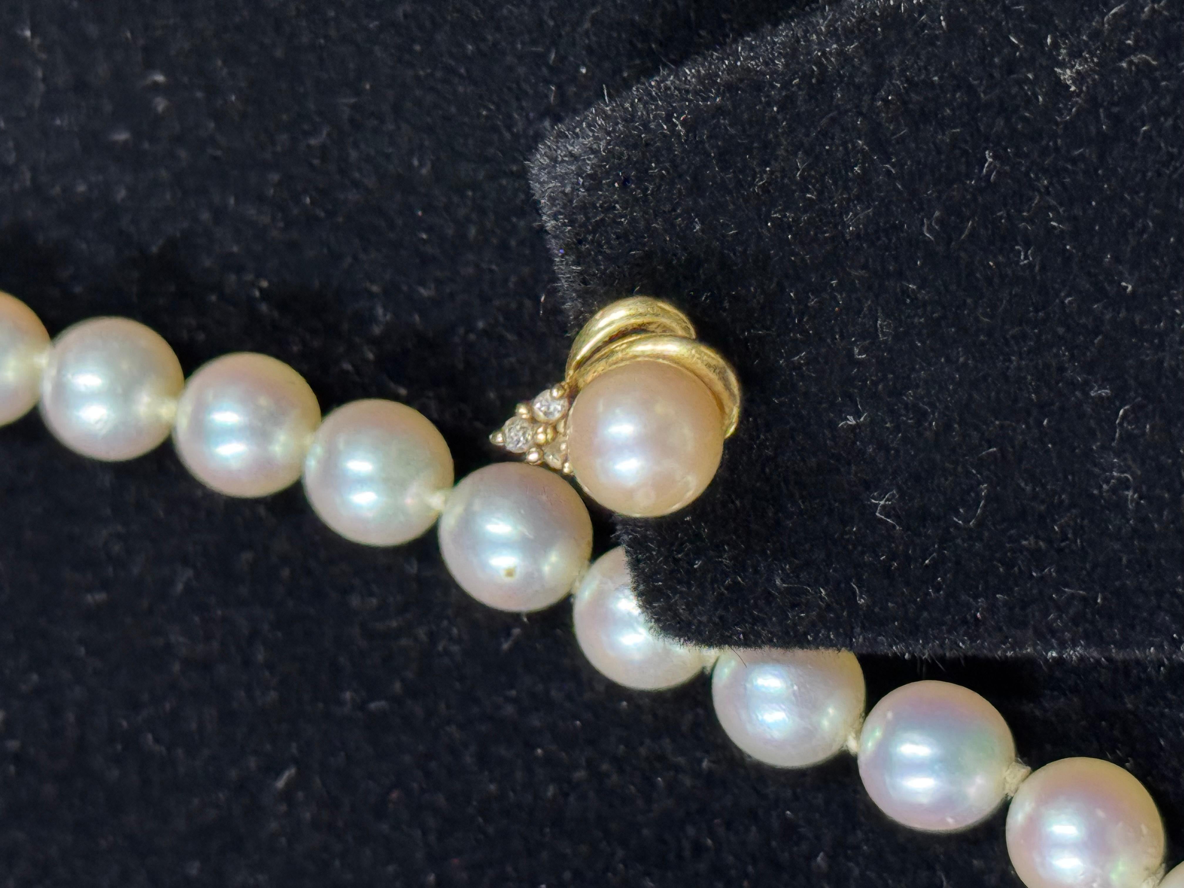 J KÖHLE(JKA)Pforzheim Collana di perle con chiusura in oro 18kt e orecchini abbinati in oro 18kt. in vendita 4