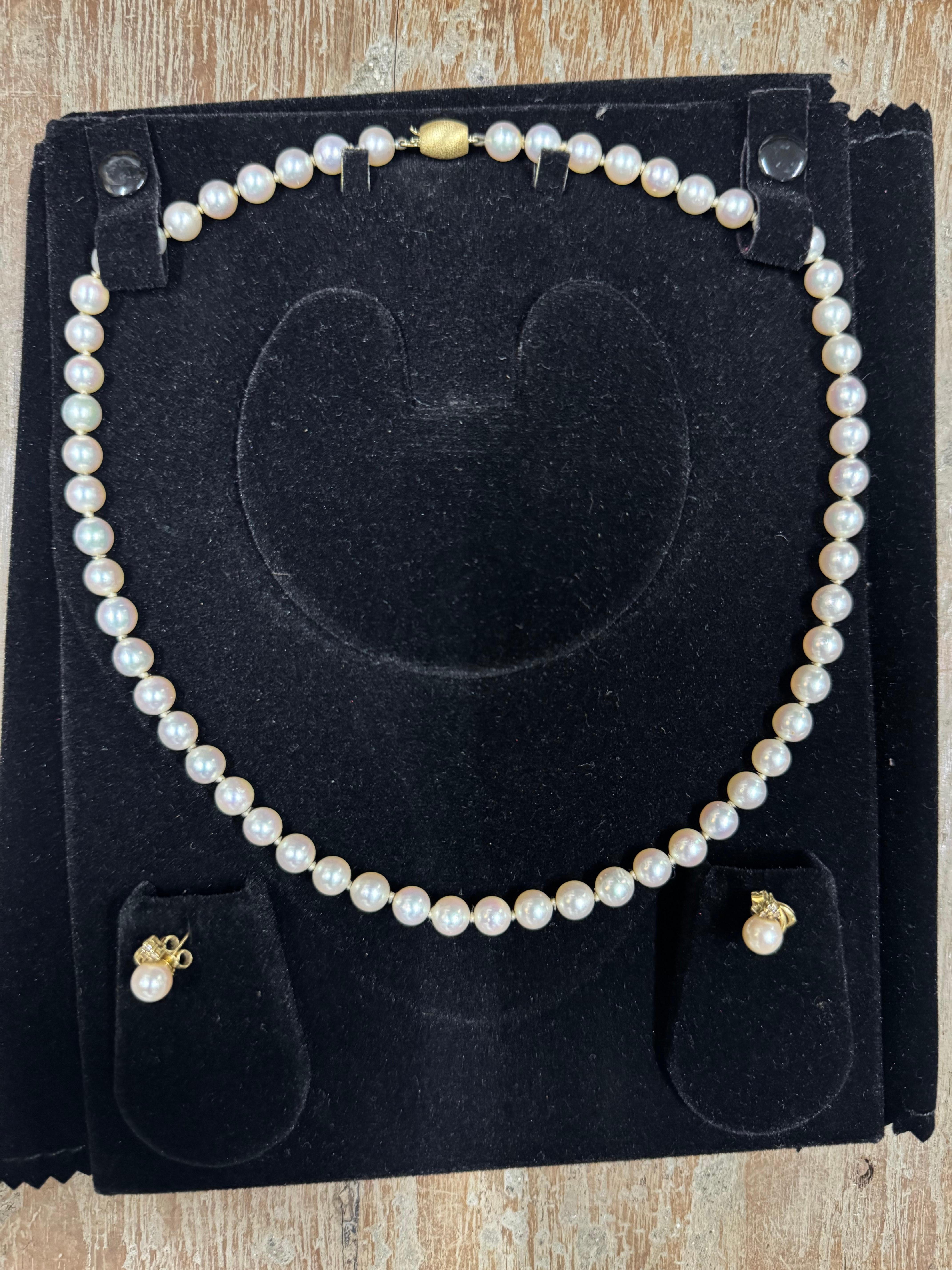 Questa è una collana di perle J KÖHLE (JKA) Pforzheim 18kt 750 Yellow Clasp. Collana di perle giapponesi akoya d'acqua salata di 46 cm e 5 mm circa.


Chiusura con marchio di purezza e marchio dell'azienda
Con orecchini di perle montati in oro 18k