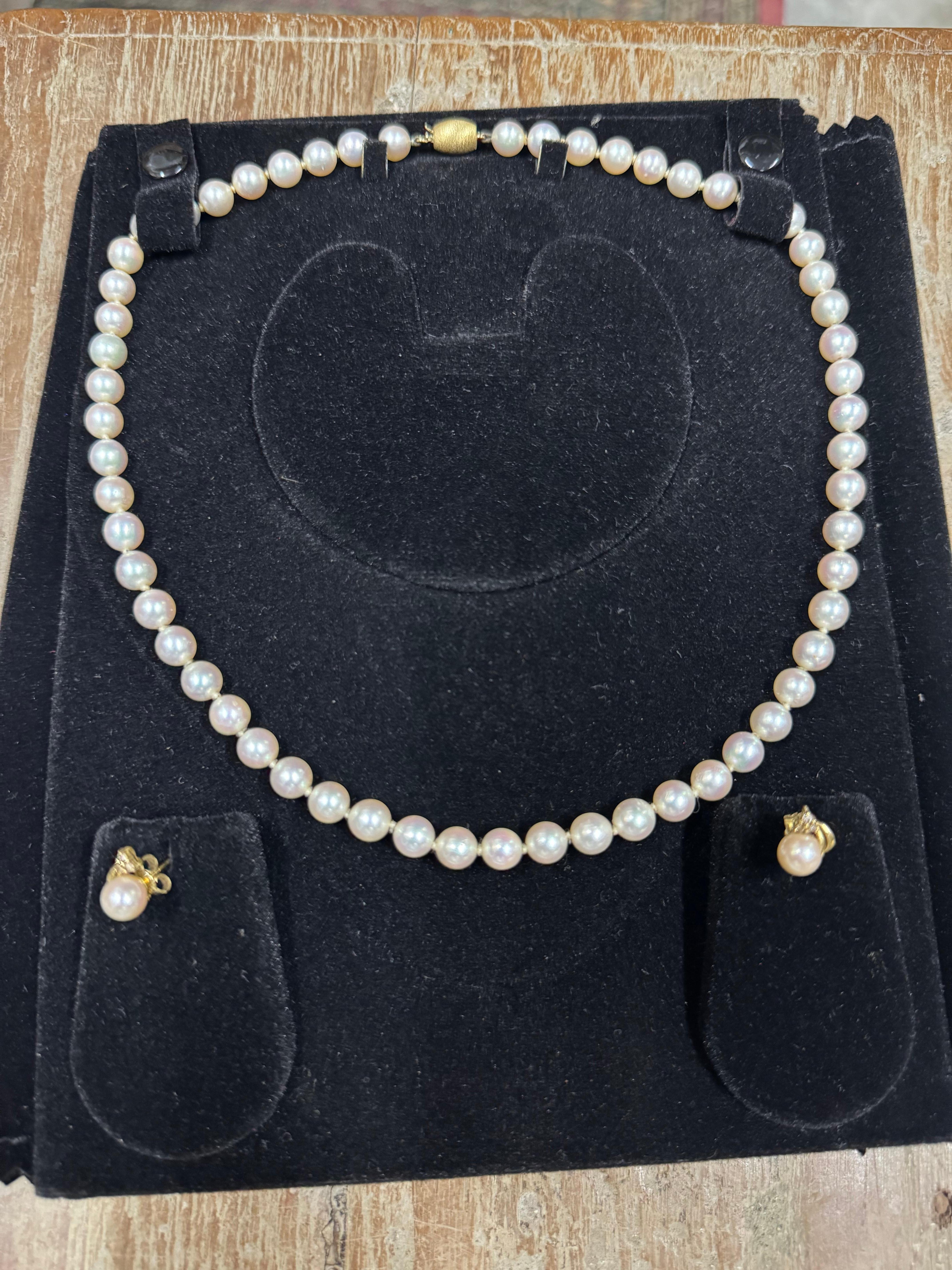 Art Déco J KÖHLE(JKA)Pforzheim Collana di perle con chiusura in oro 18kt e orecchini abbinati in oro 18kt. in vendita