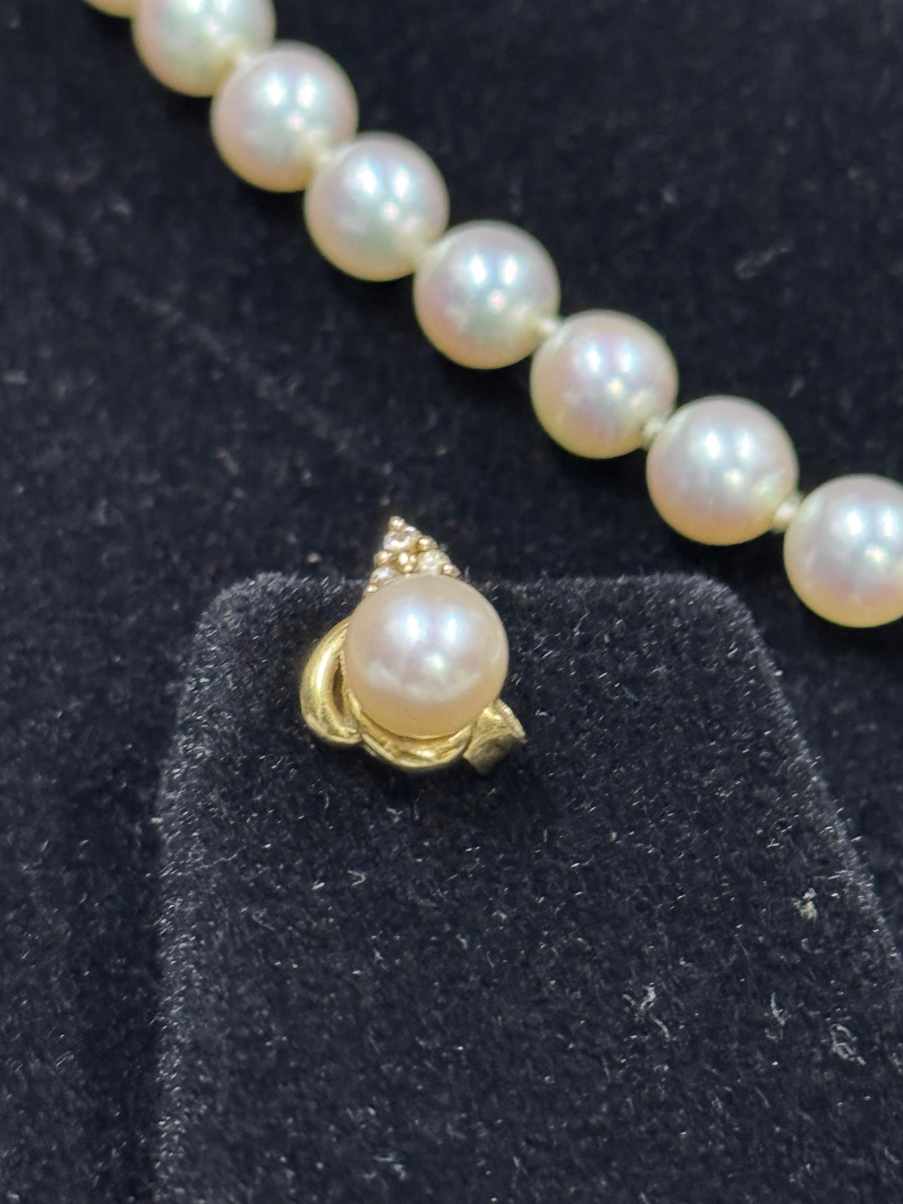 Perlina J KÖHLE(JKA)Pforzheim Collana di perle con chiusura in oro 18kt e orecchini abbinati in oro 18kt. in vendita
