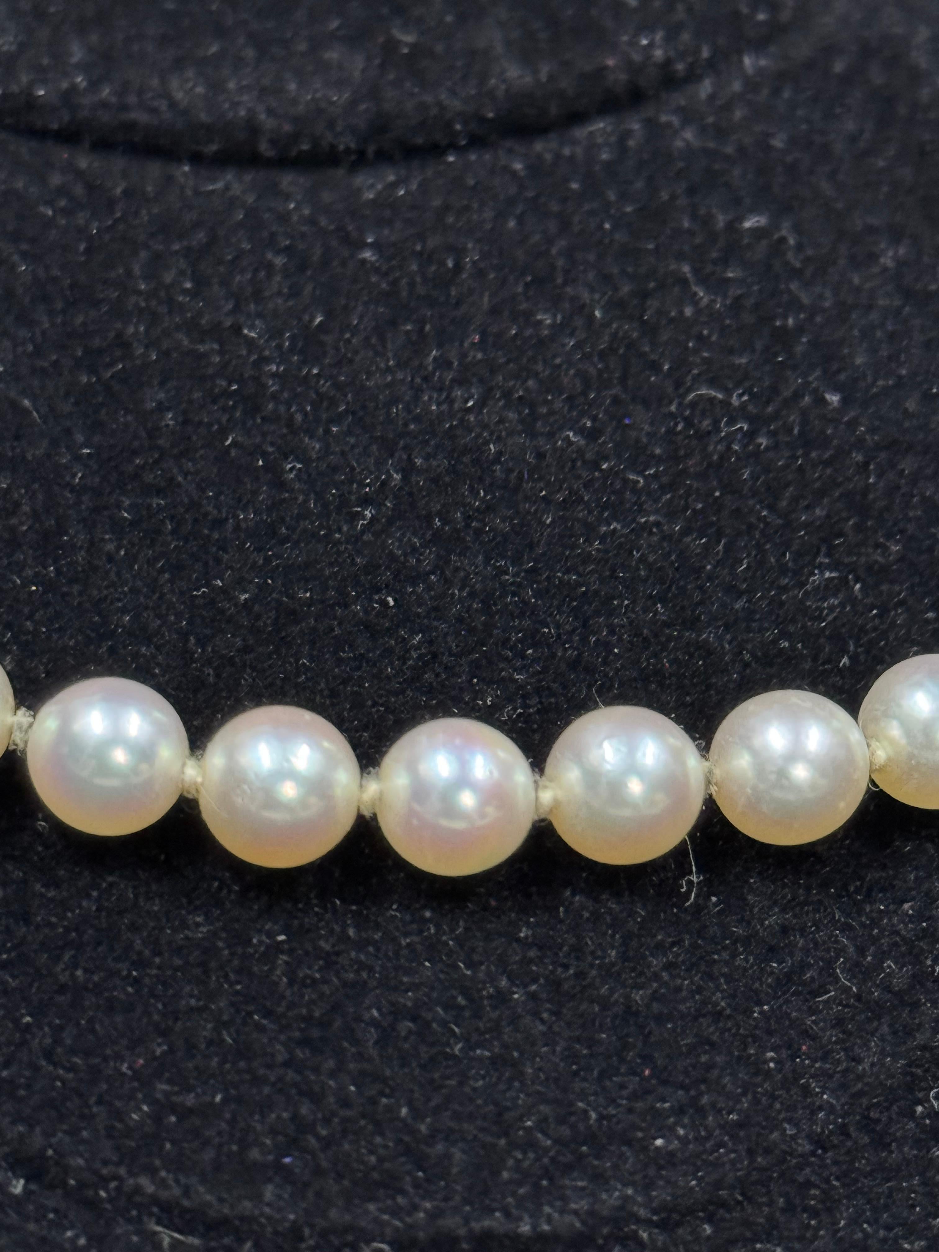 J KÖHLE(JKA)Pforzheim Collana di perle con chiusura in oro 18kt e orecchini abbinati in oro 18kt. In condizioni discrete in vendita a Mumbai, IN